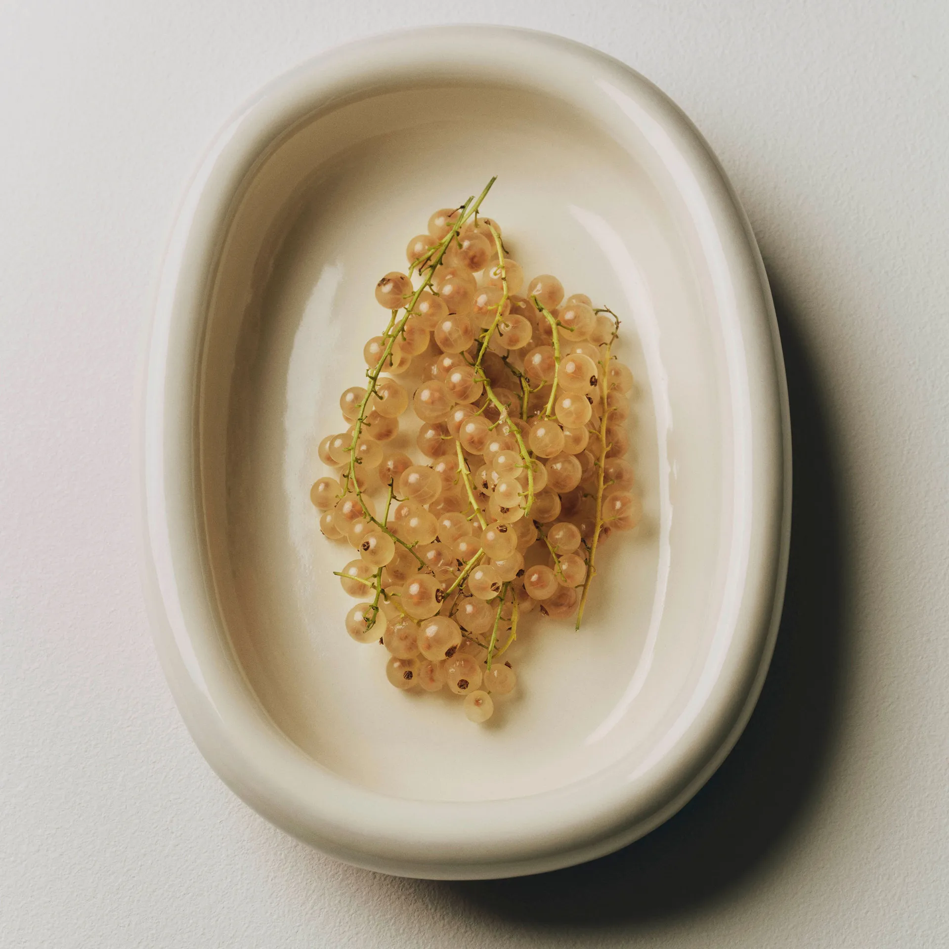 Barro ovalt serveringsfad, Off-white, small 20x27,5 cm HAY