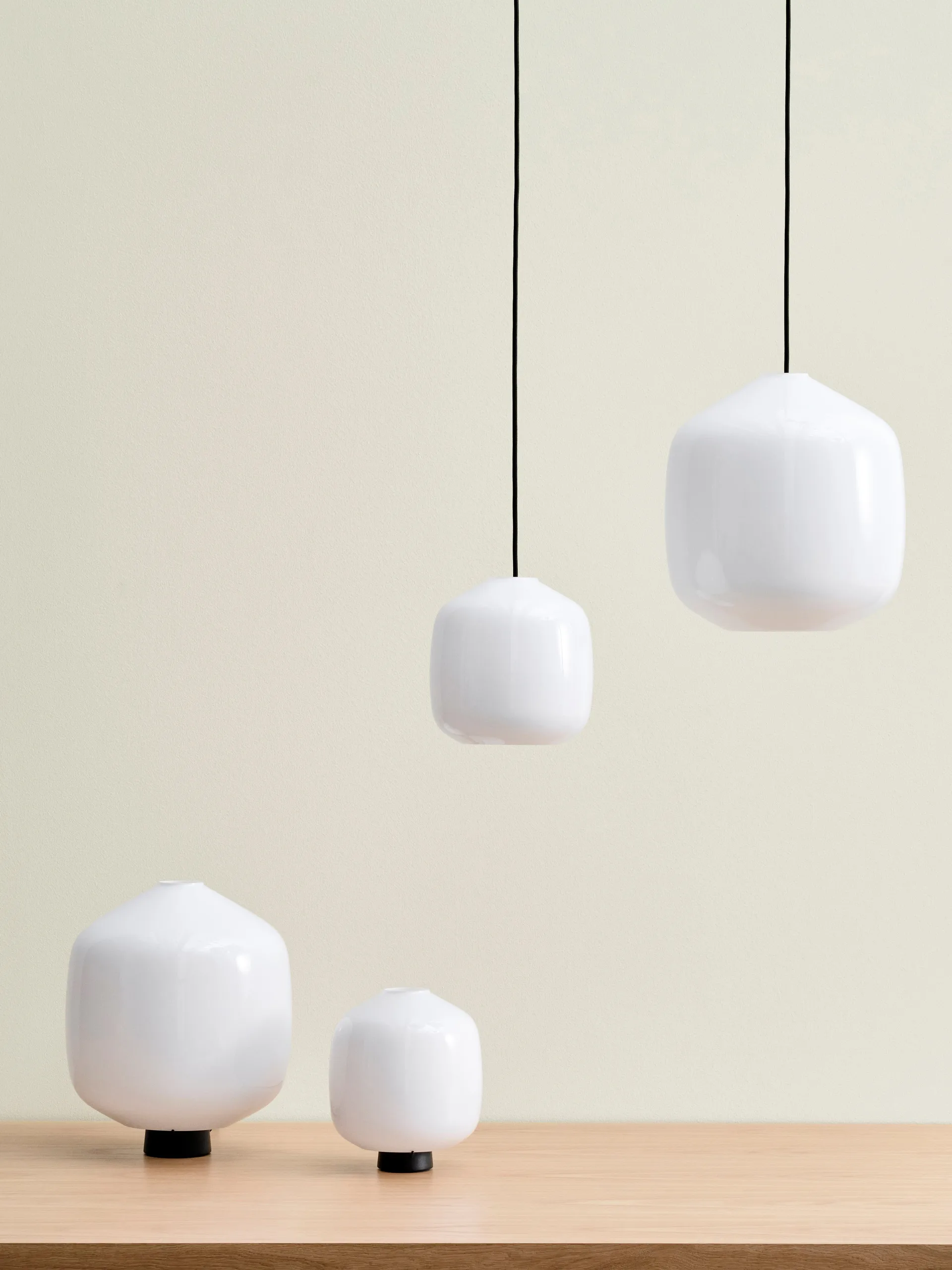 Buoy bordlampe Ø20 cm, Opal glass-soft black HAY