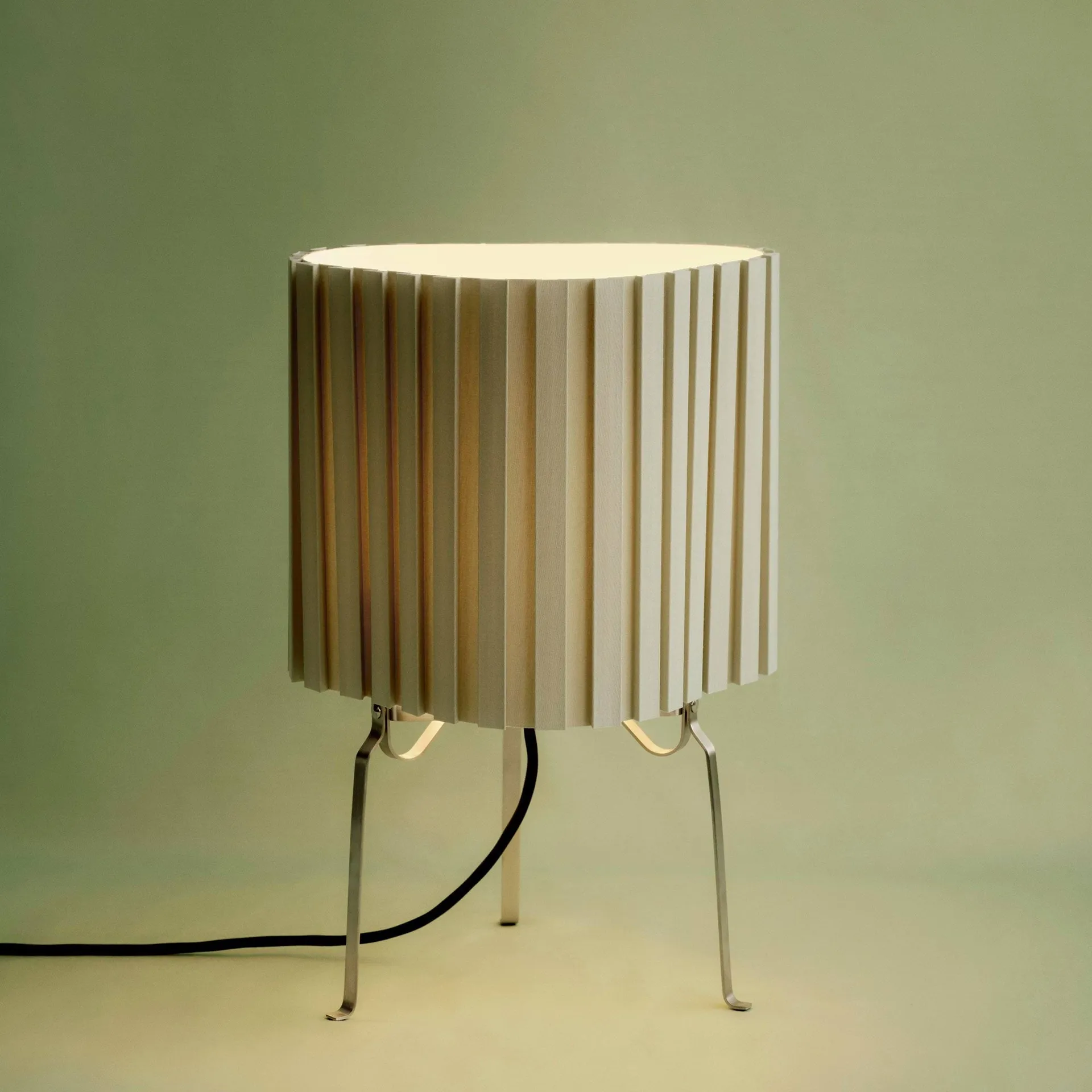 Canelé bordlampe, Almond green HAY