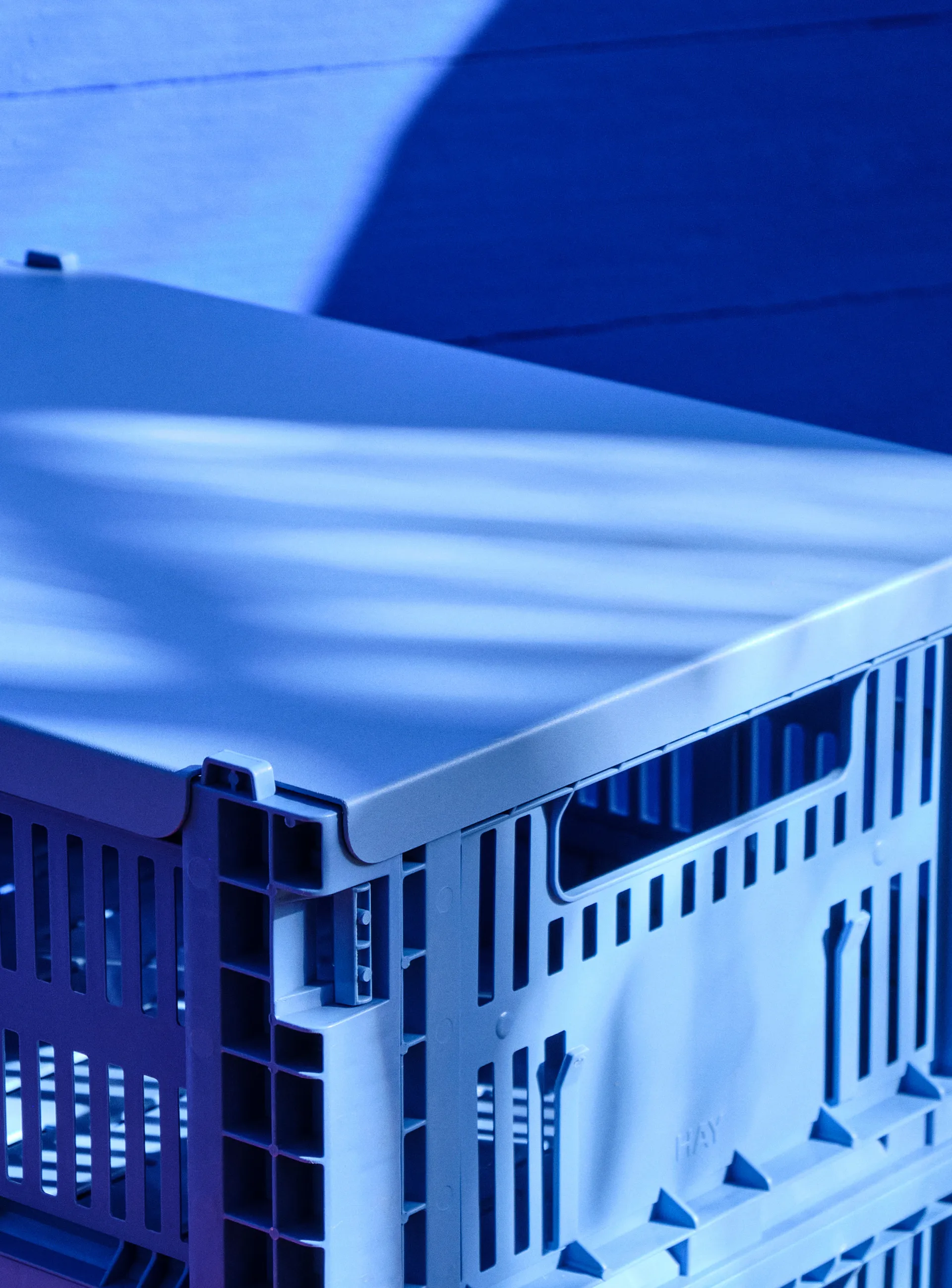 Colour Crate låg medium, Electric blue HAY