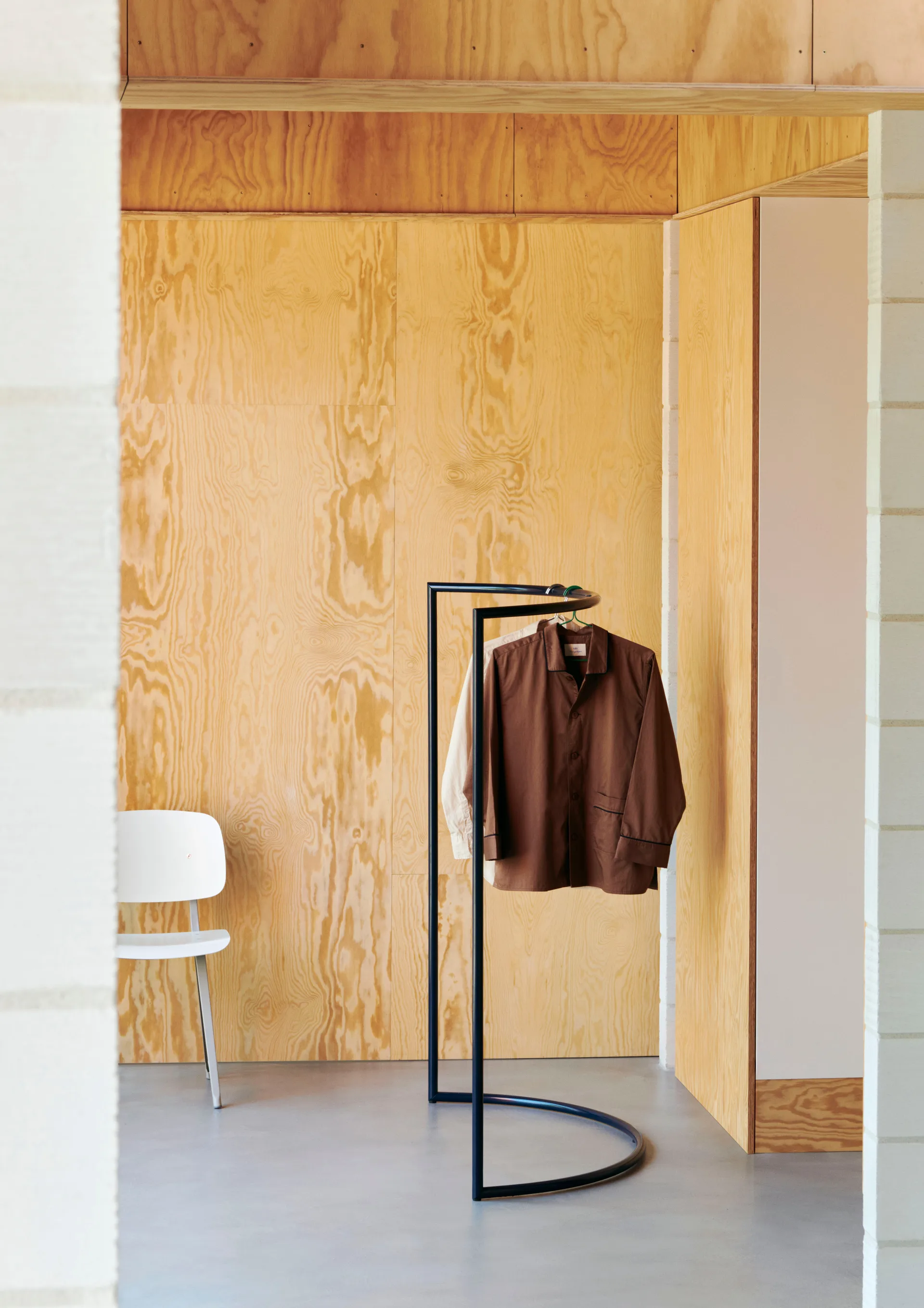 Colour Rack c-shape tøjstativ 112x150 cm, Black HAY