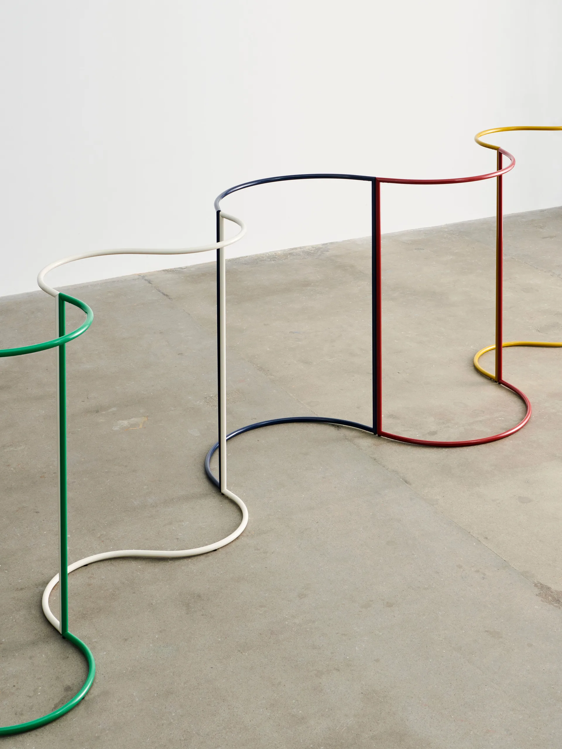 Colour Rack s-shape tøjstativ 144,2x150 cm, Eggshell HAY