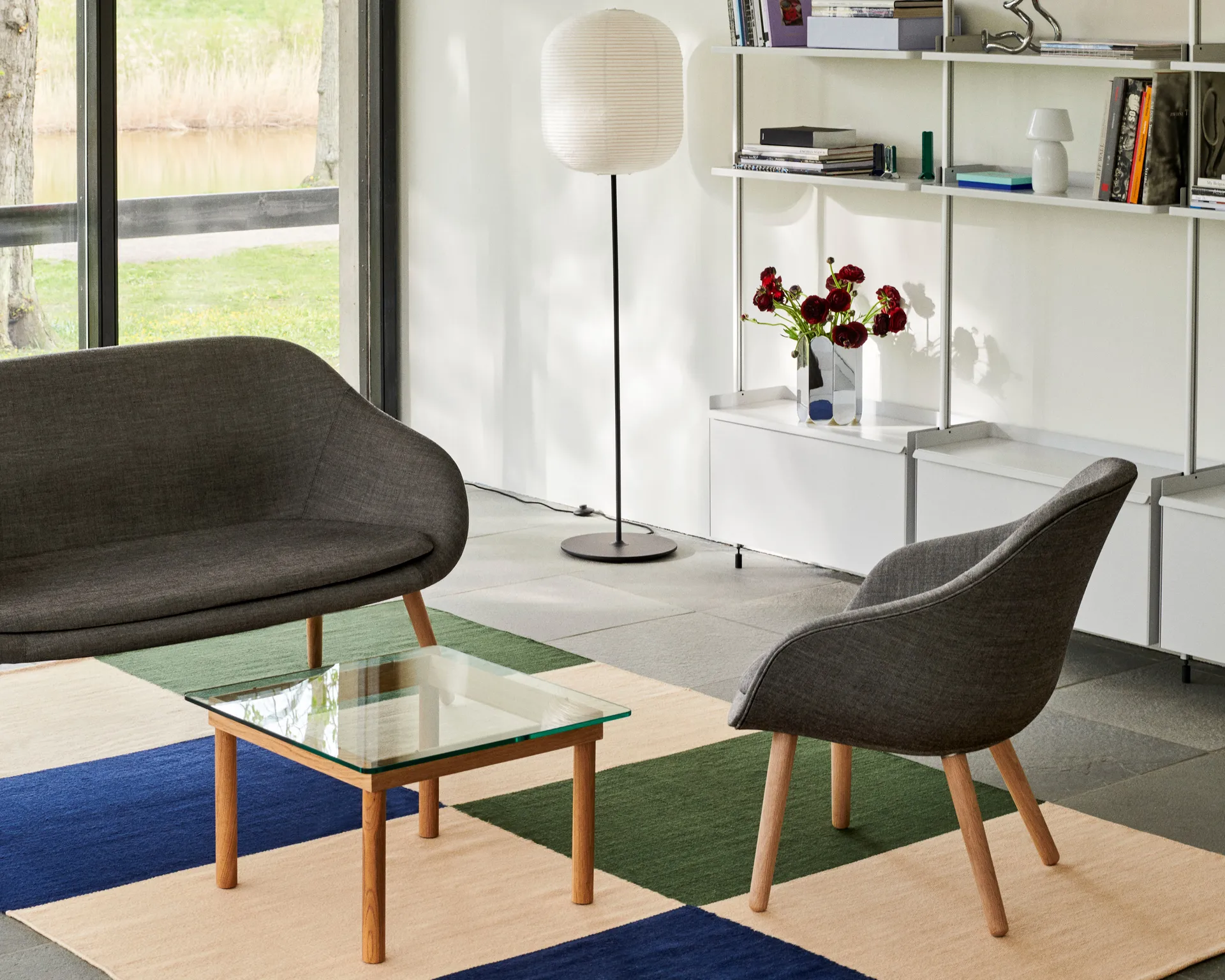 Common gulvstativ 129 cm, Soft black/Black terrazzo HAY