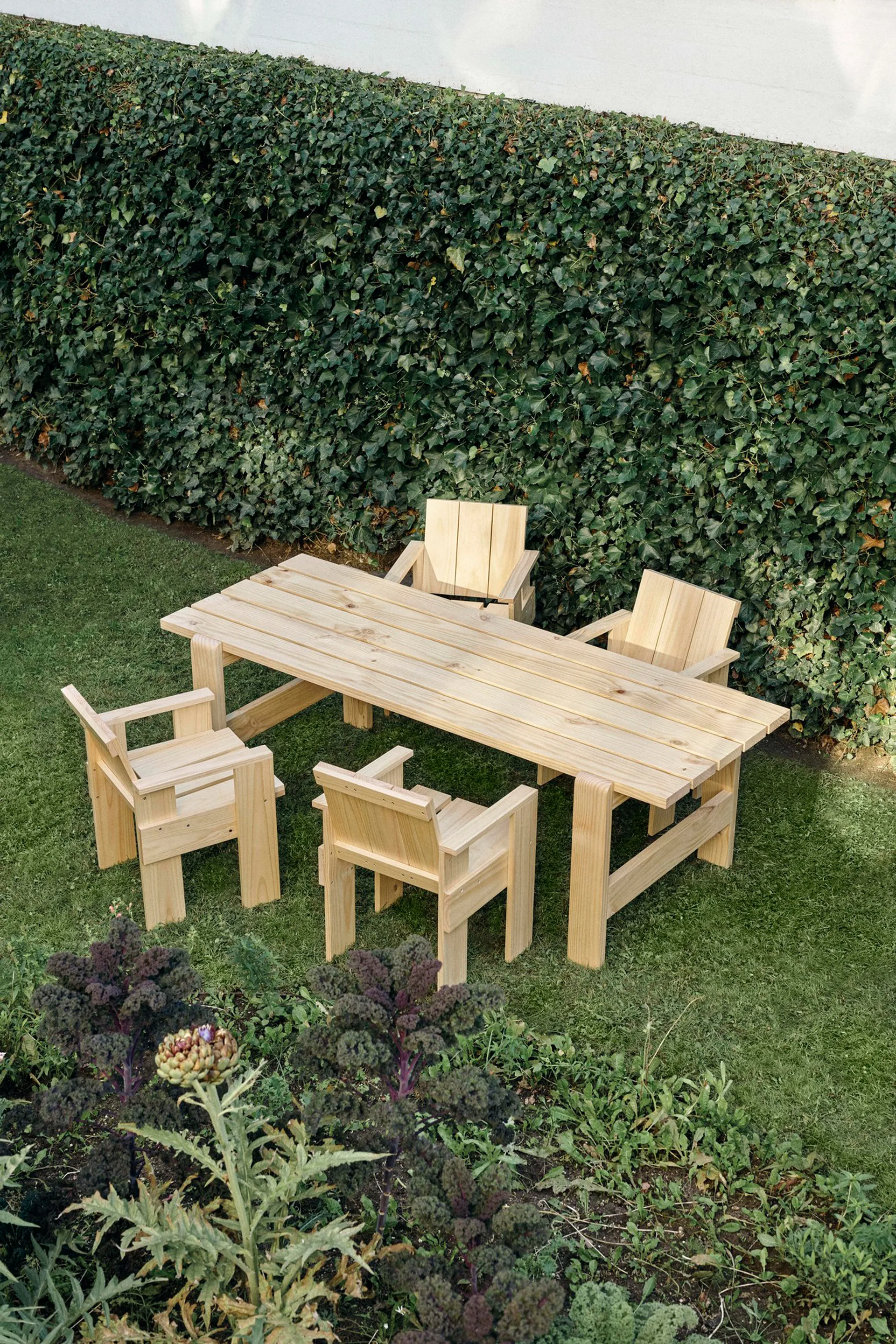 Crate Dining Chair stol med armlæn, Water-based lacquered pinewood HAY