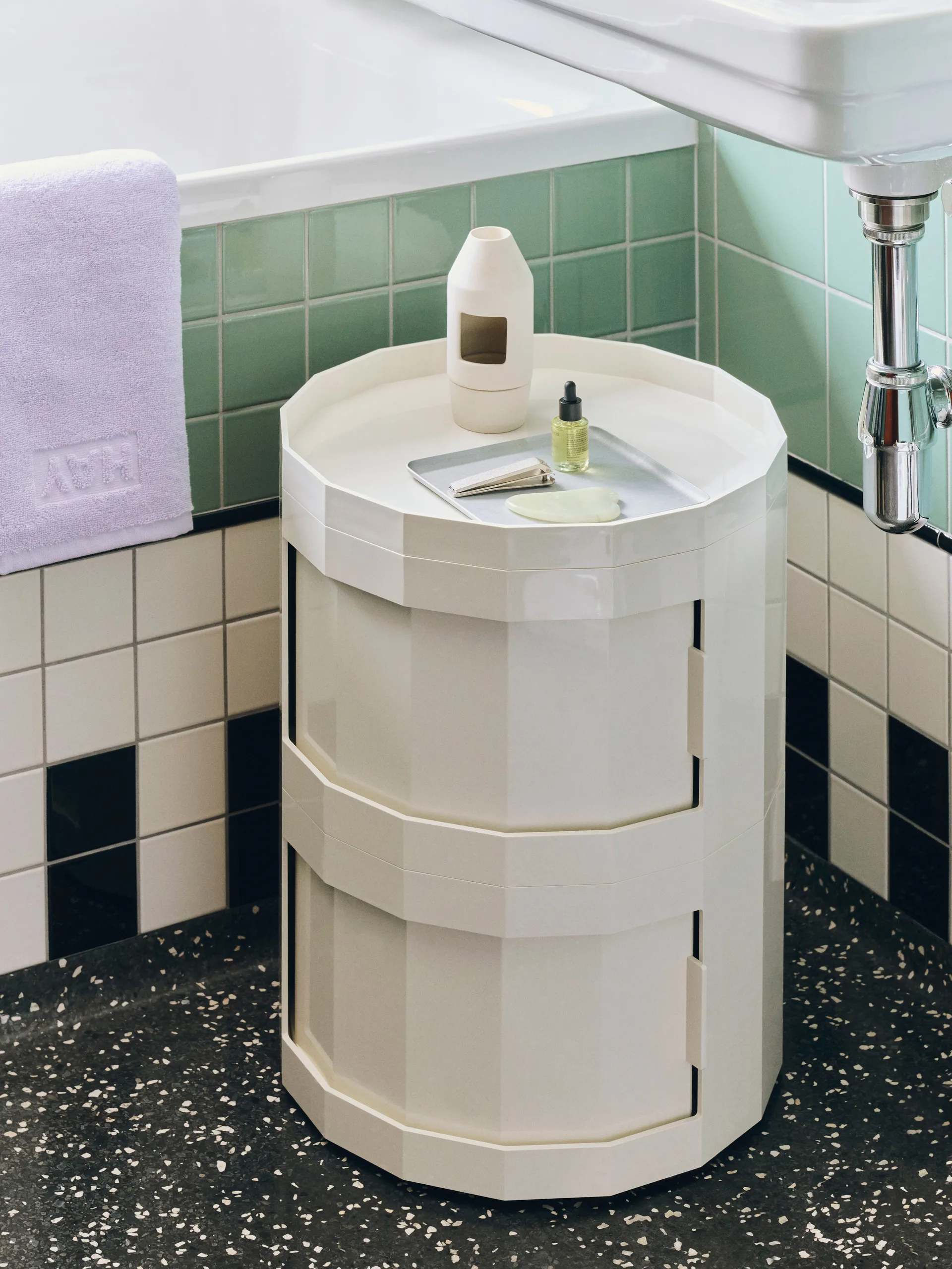 Facet Cabinet 20 sidebord, Eggshell HAY