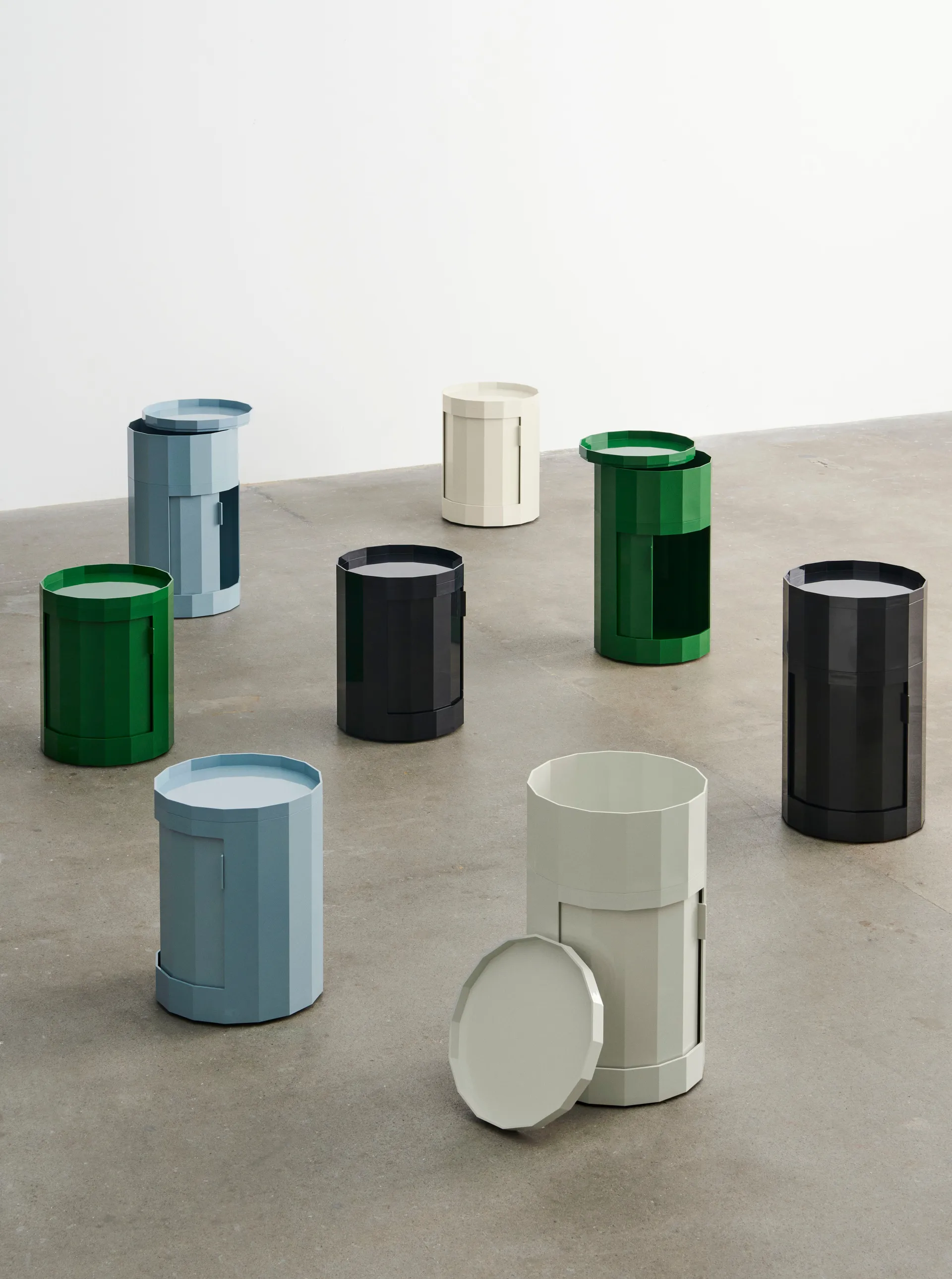 Facet Cabinet high sidebord med fødder/hjul 66 cm, Anthracite HAY