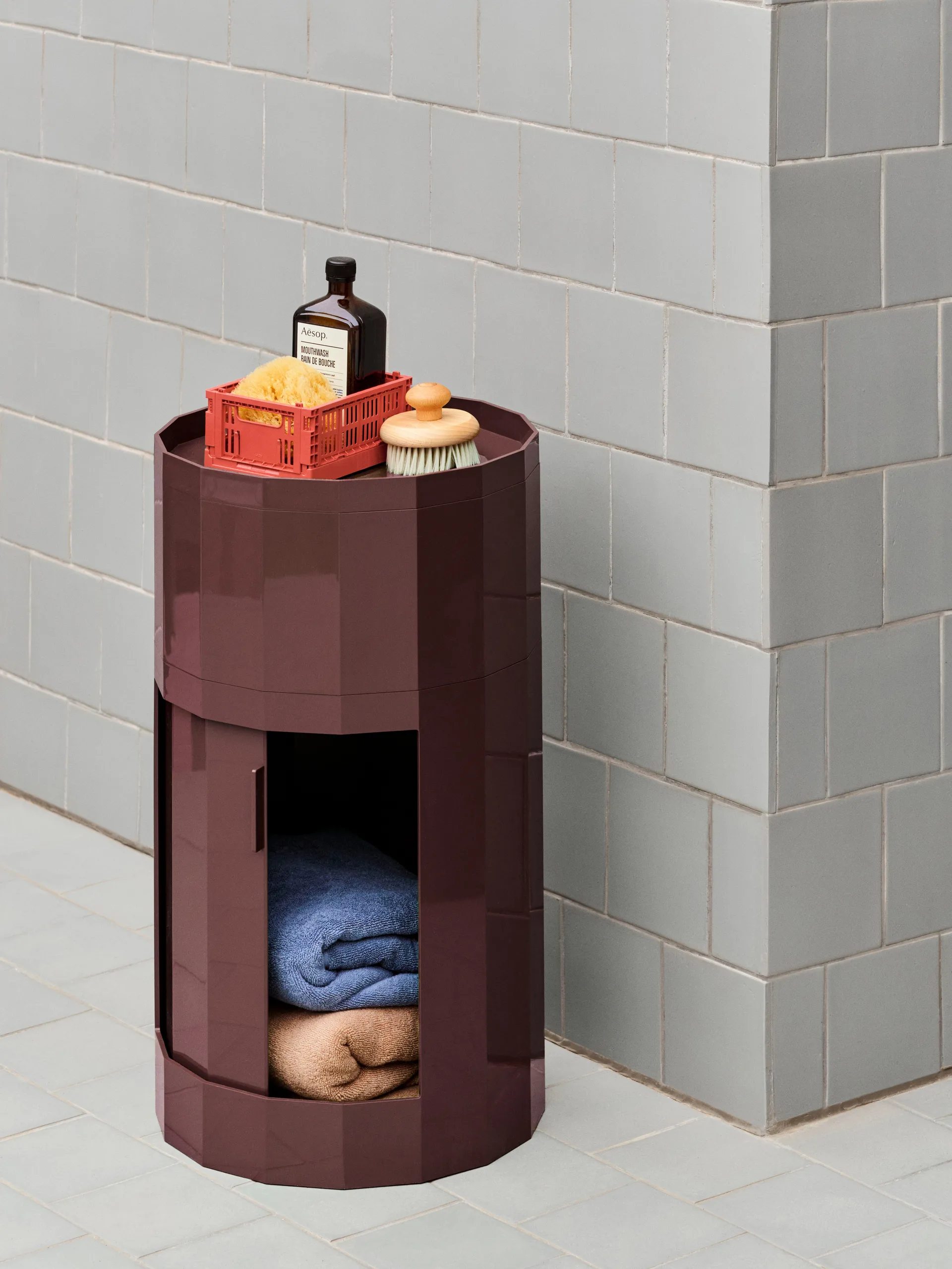 Facet Cabinet high sidebord med fødder/hjul 66 cm, Burgundy HAY