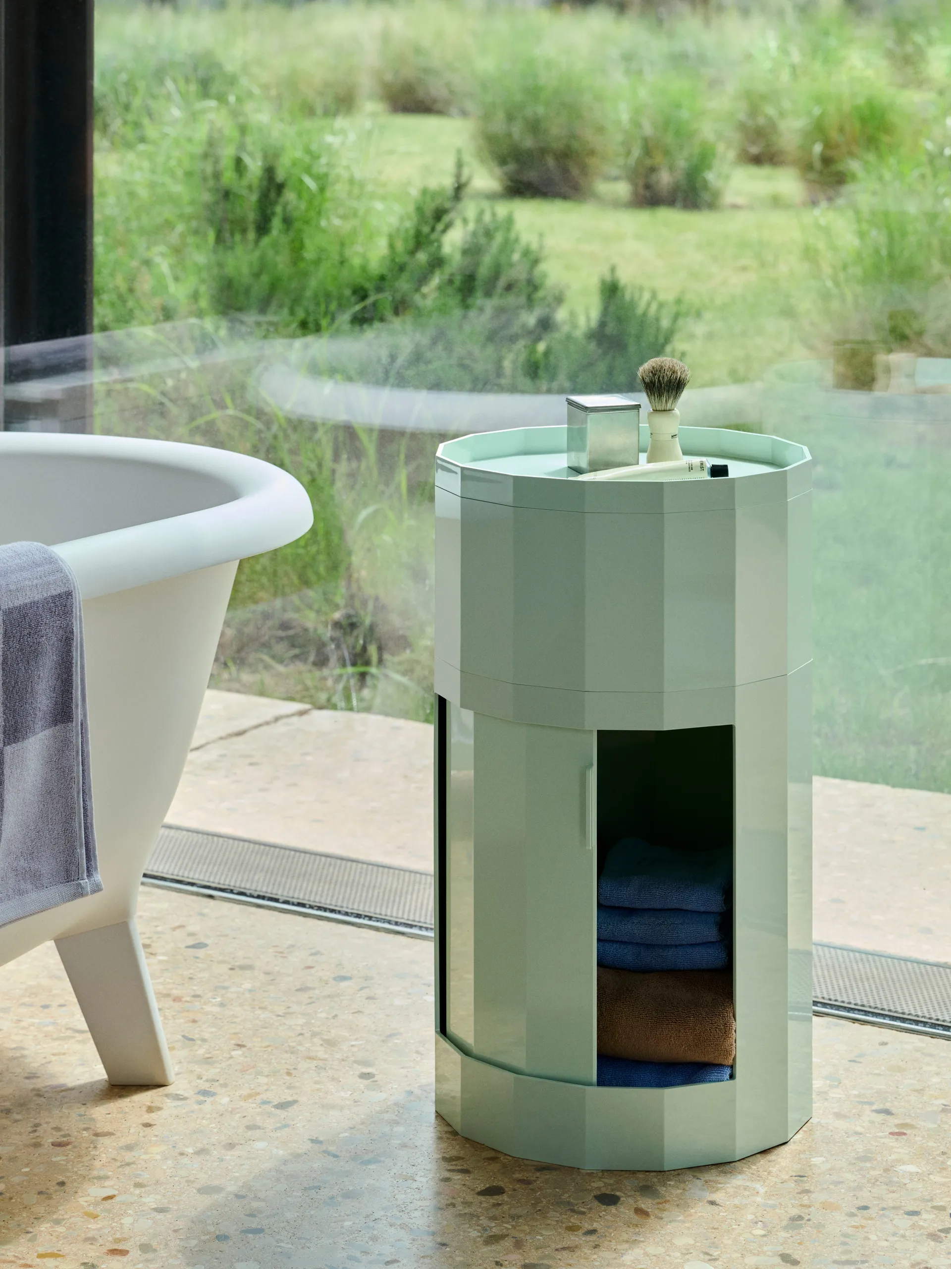 Facet Cabinet high sidebord med fødder/hjul 66 cm, Soft mint HAY