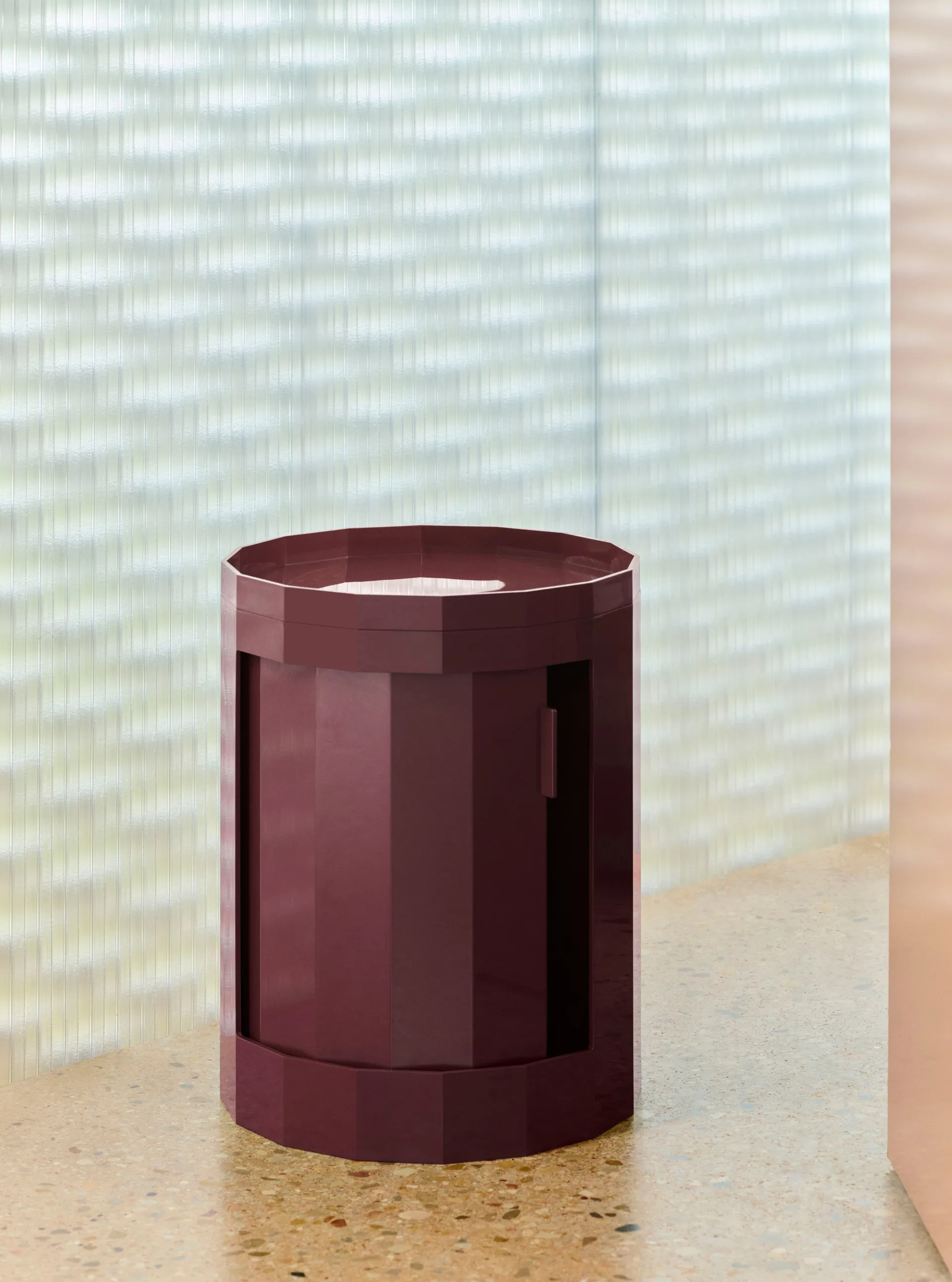 Facet Cabinet low sidebord med fødder/hjul 49 cm, Burgundy HAY