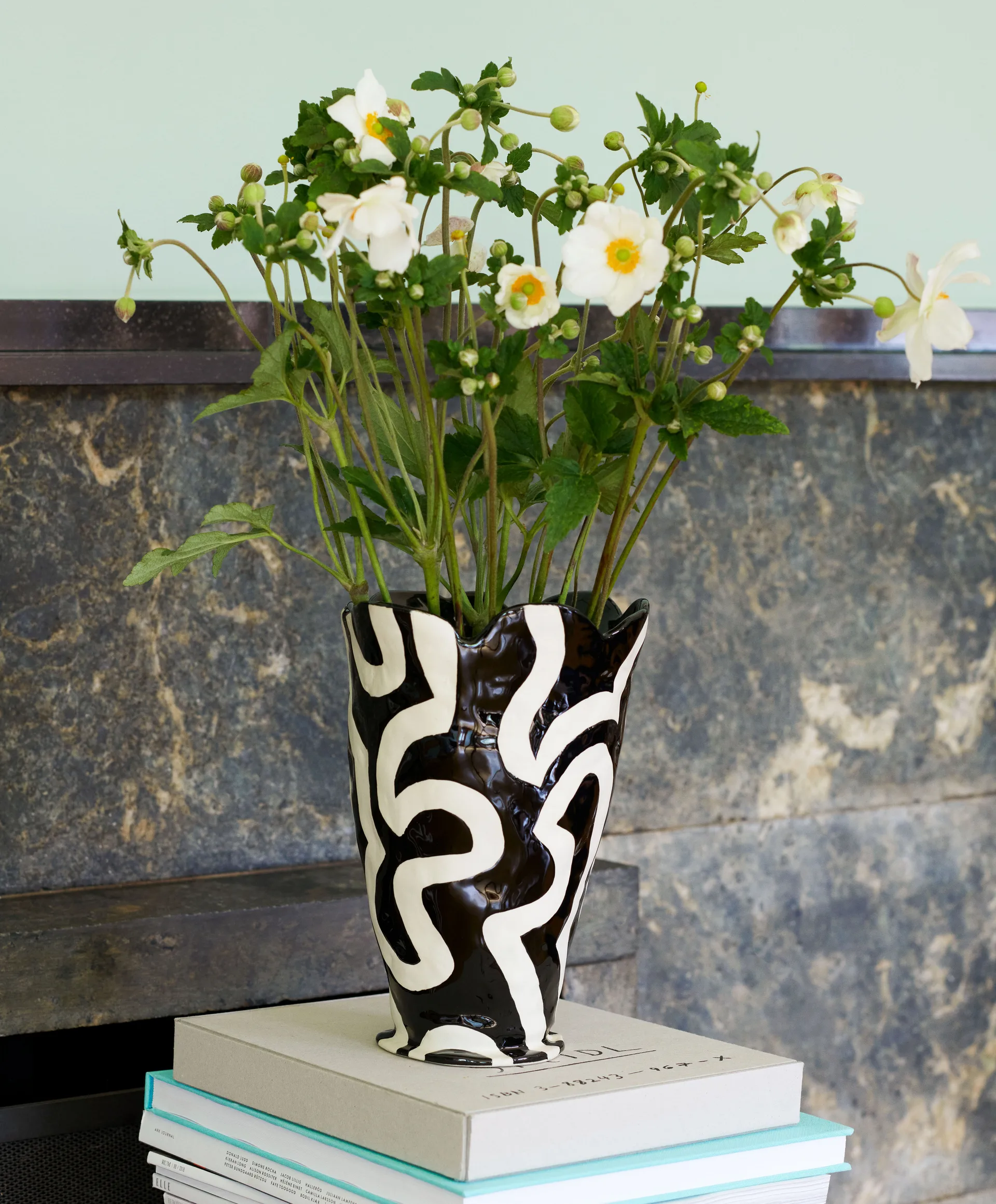 Jessica Hans Shadow vase 25 cm, Sort/Hvid HAY