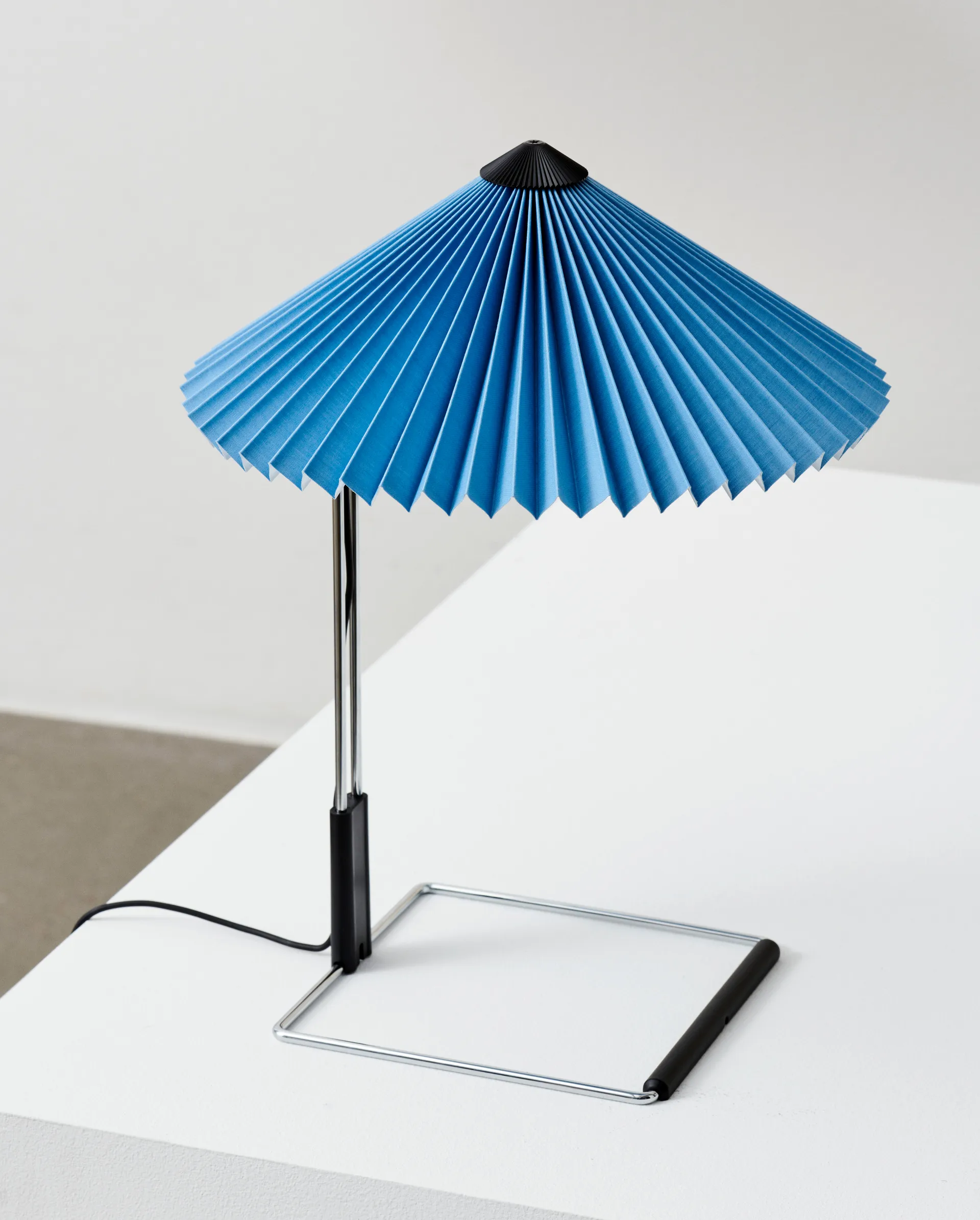 Matin table bordlampe Ø30 cm, Placid blue/Steel HAY