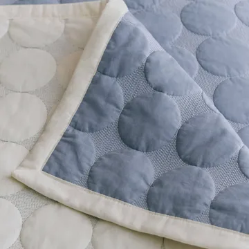Mega Dot sengetæppe organic 260x260 cm - Dusty blue - HAY