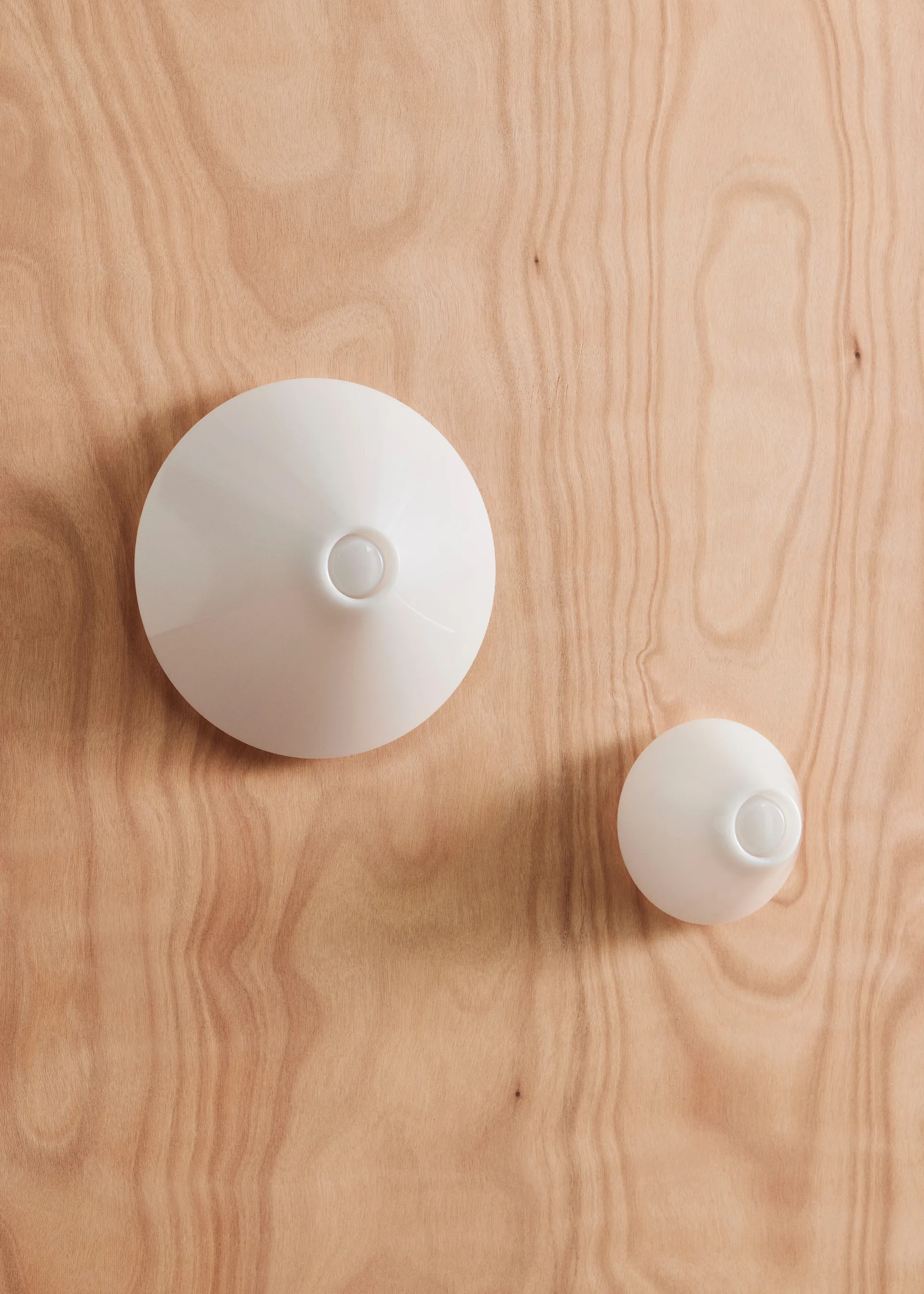 Ono Flush Mount væglampe Ø20 cm, Opal acrylic HAY