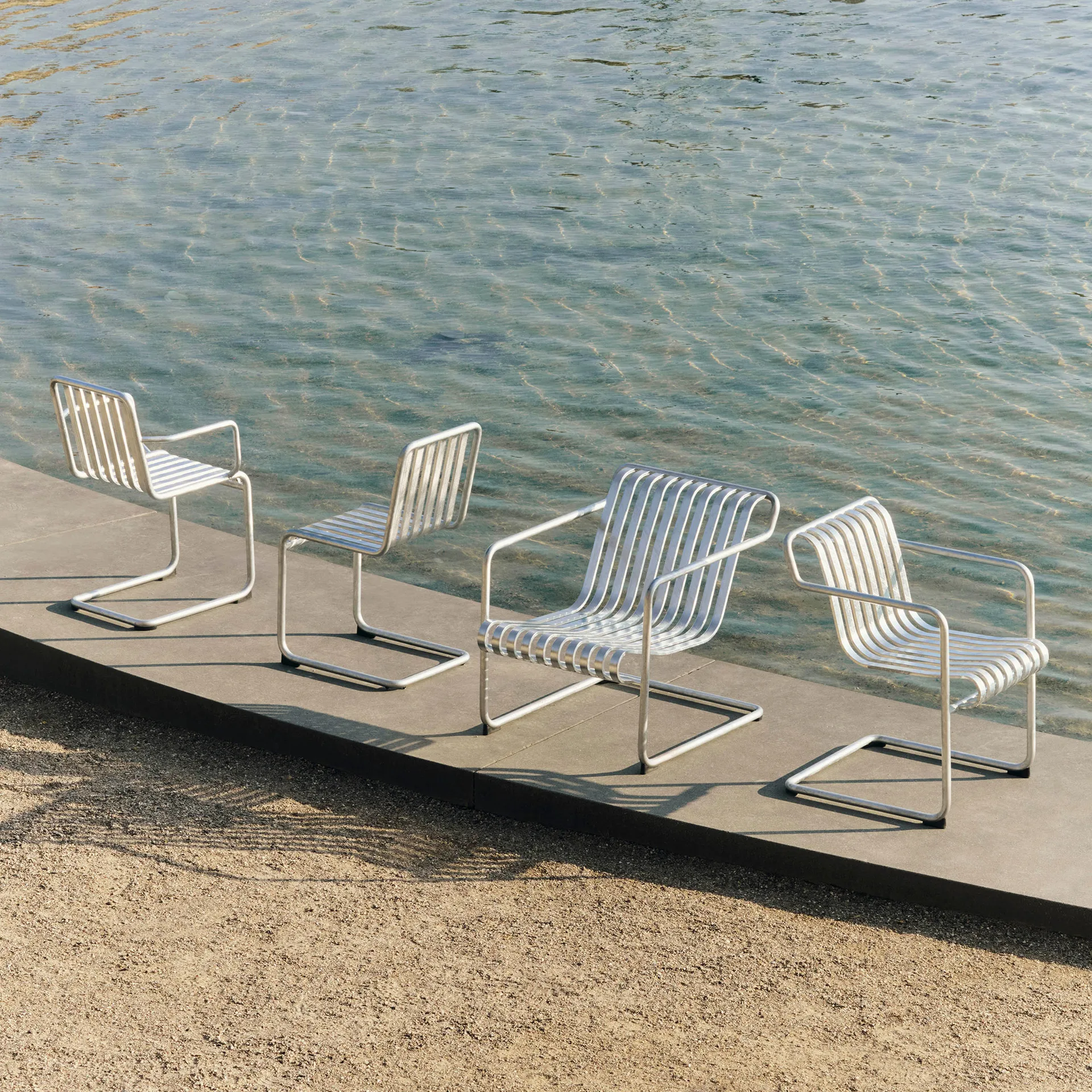 Palissade Cantilever Low loungestol, Hot galvanised steel HAY