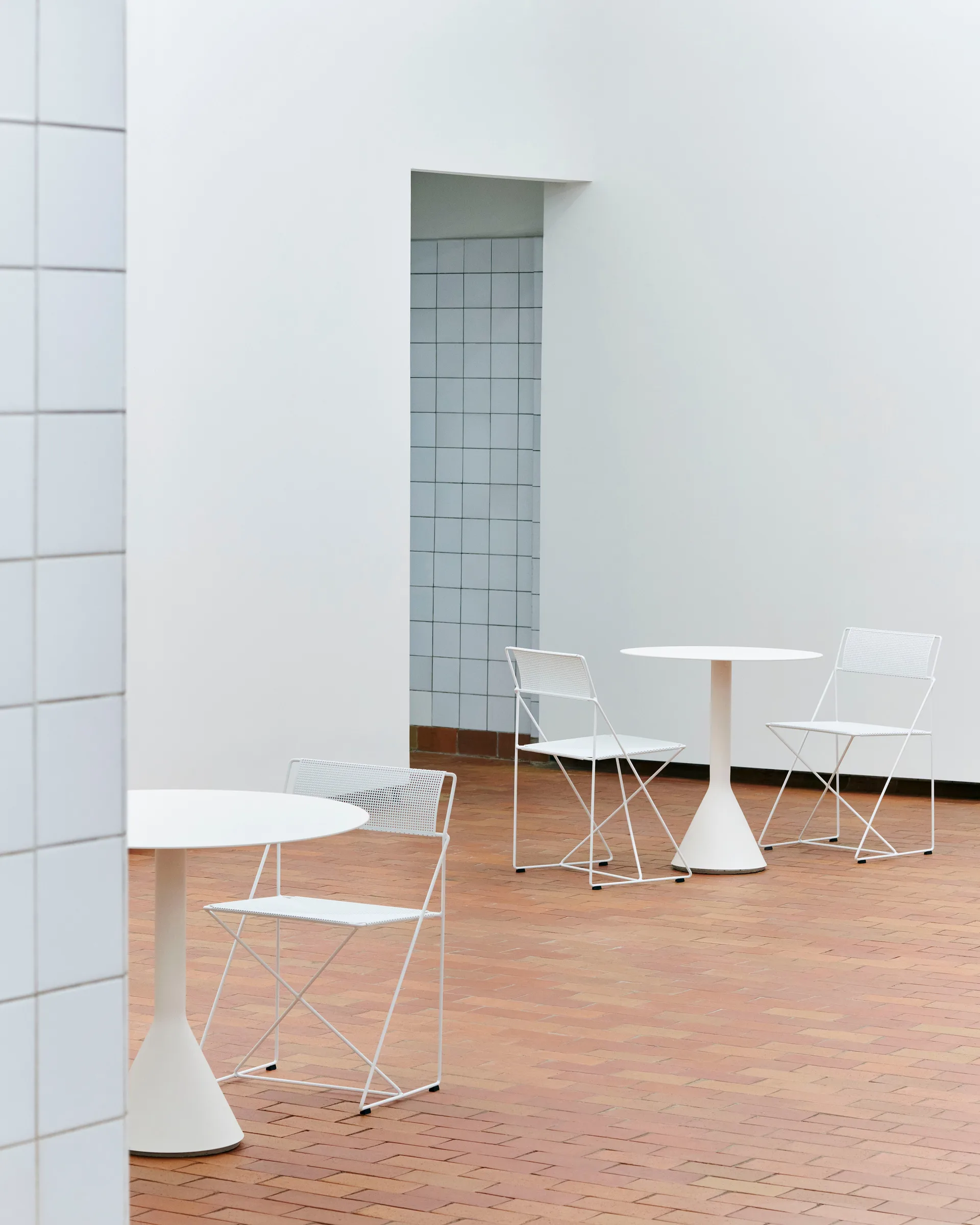 Palissade Cone rundt cafébord, Cream white, Ø70 cm HAY