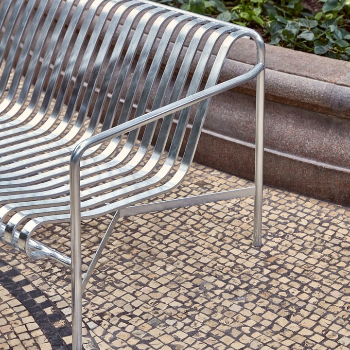 Palissade Dining bænk med armlæn, Hot galvanized HAY