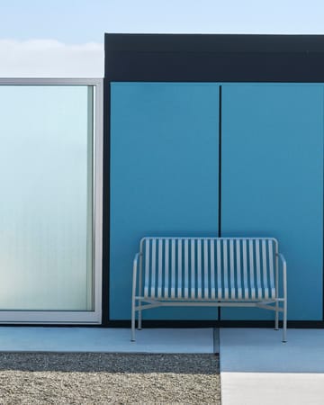 Palissade Dining bænk med armlæn - Sky grey - HAY