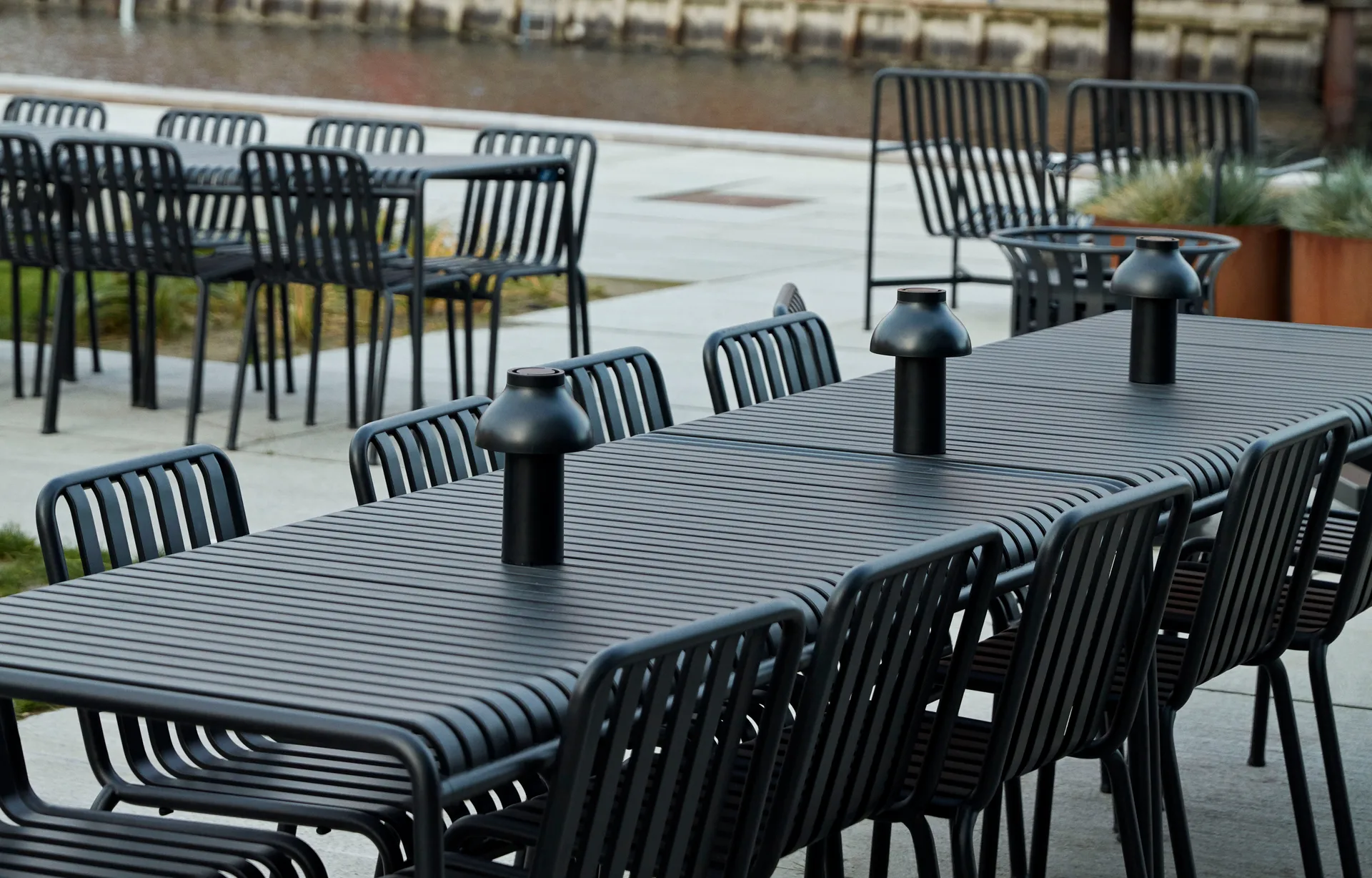 Palissade spisegruppe 4 stole 170x90 cm - Anthracite HAY