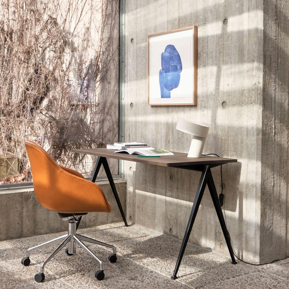 Pyramid 01 skrivebord, oak smoked, 140×65 cm, sort stålstel HAY