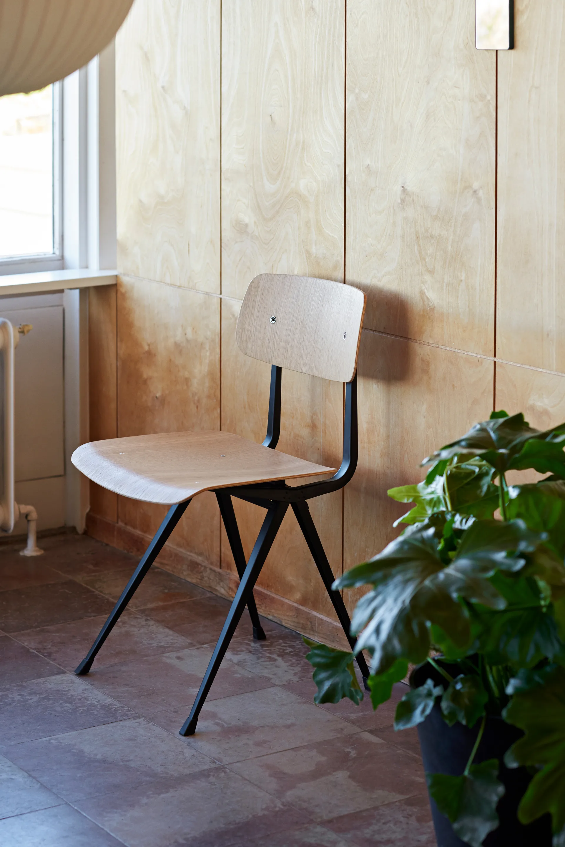 Result stol, Eg-sort stålstel HAY