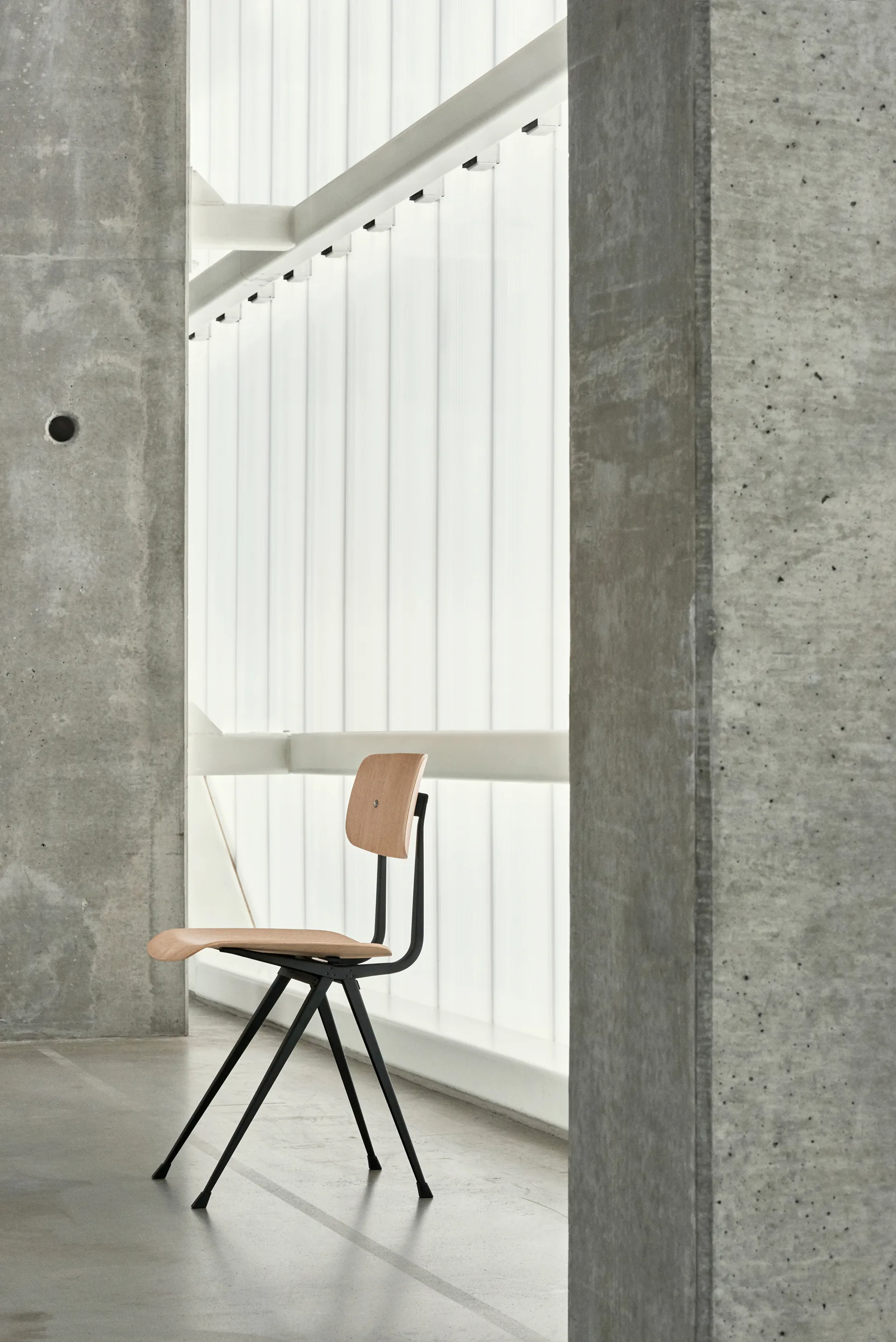 Result stol, Eg-sort stålstel HAY