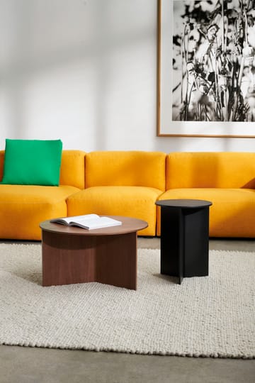 Slit sofabord Ø65 cm - Lacquered walnut - HAY