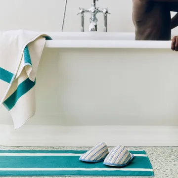 Stripe bademåtte - Petrol blue, 50x80 cm - HAY