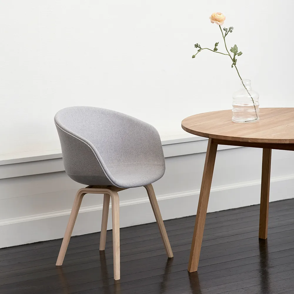 Triangle Leg rundt spisebord, water-based lacquered oak HAY