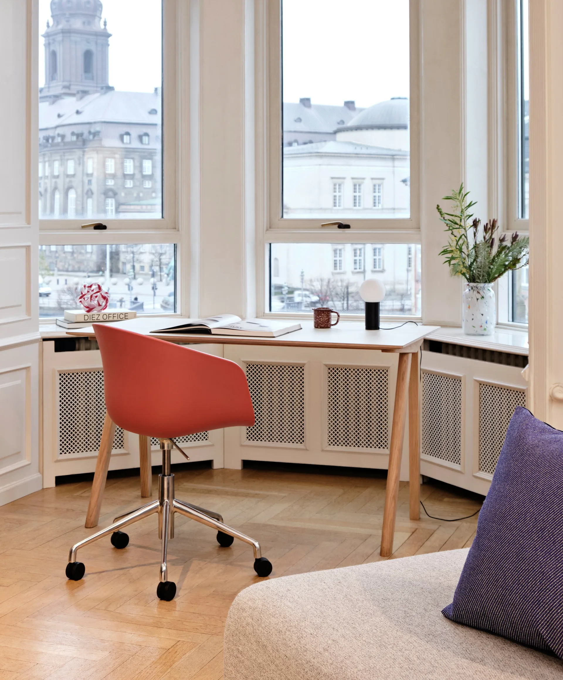 Turn On bordlampe, Sort HAY