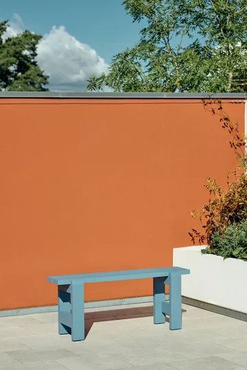 Weekday bænk 111x23 cm lakeret fyrretræ - Azure blue - HAY