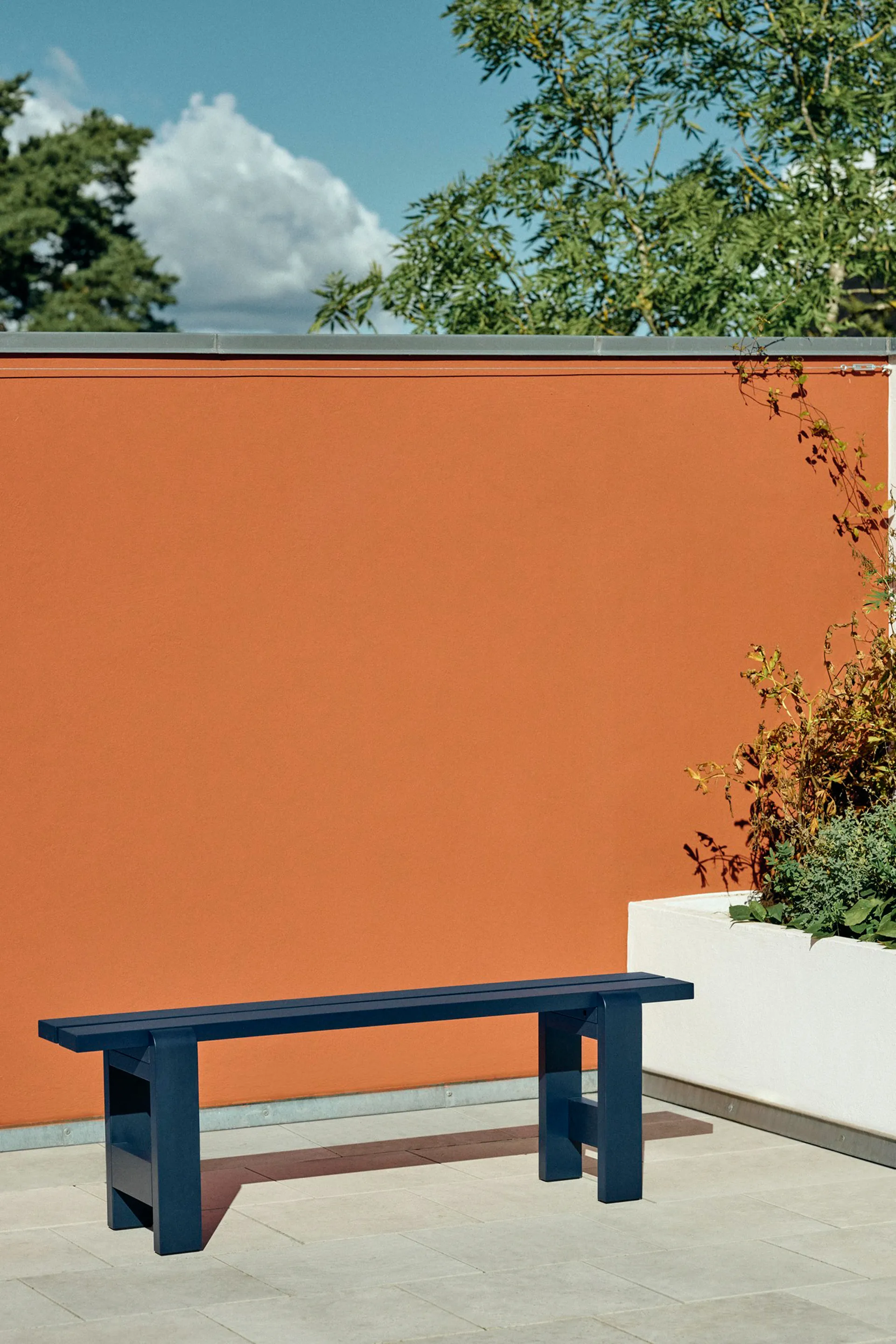 Weekday bænk 140x23 cm lakeret fyrretræ, Steel blue HAY