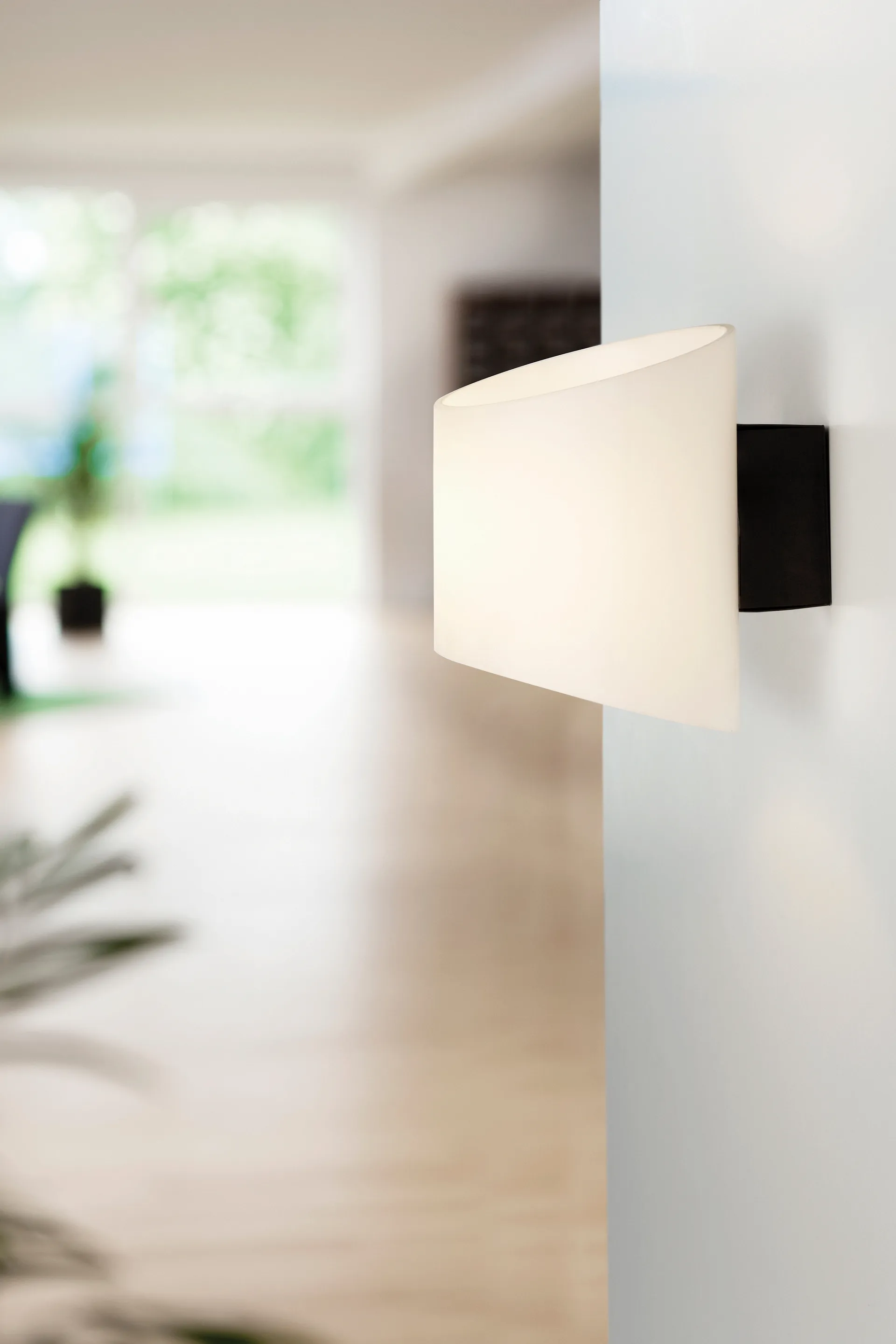 Evoke væglampe oval, Antracit-opalglas Herstal