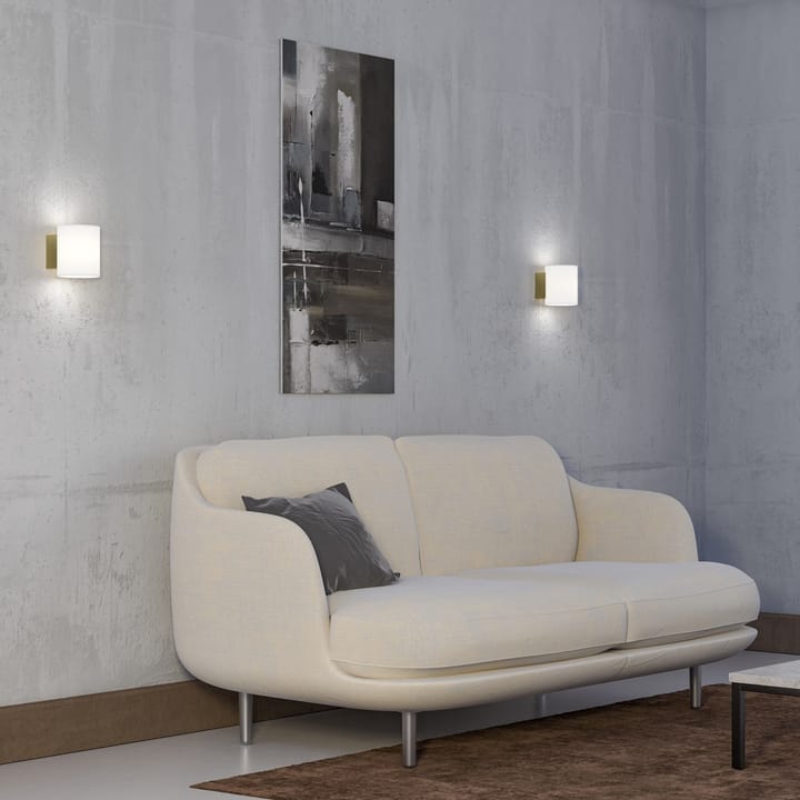 Evoke væglampe small, Satin brass-opalglas Herstal