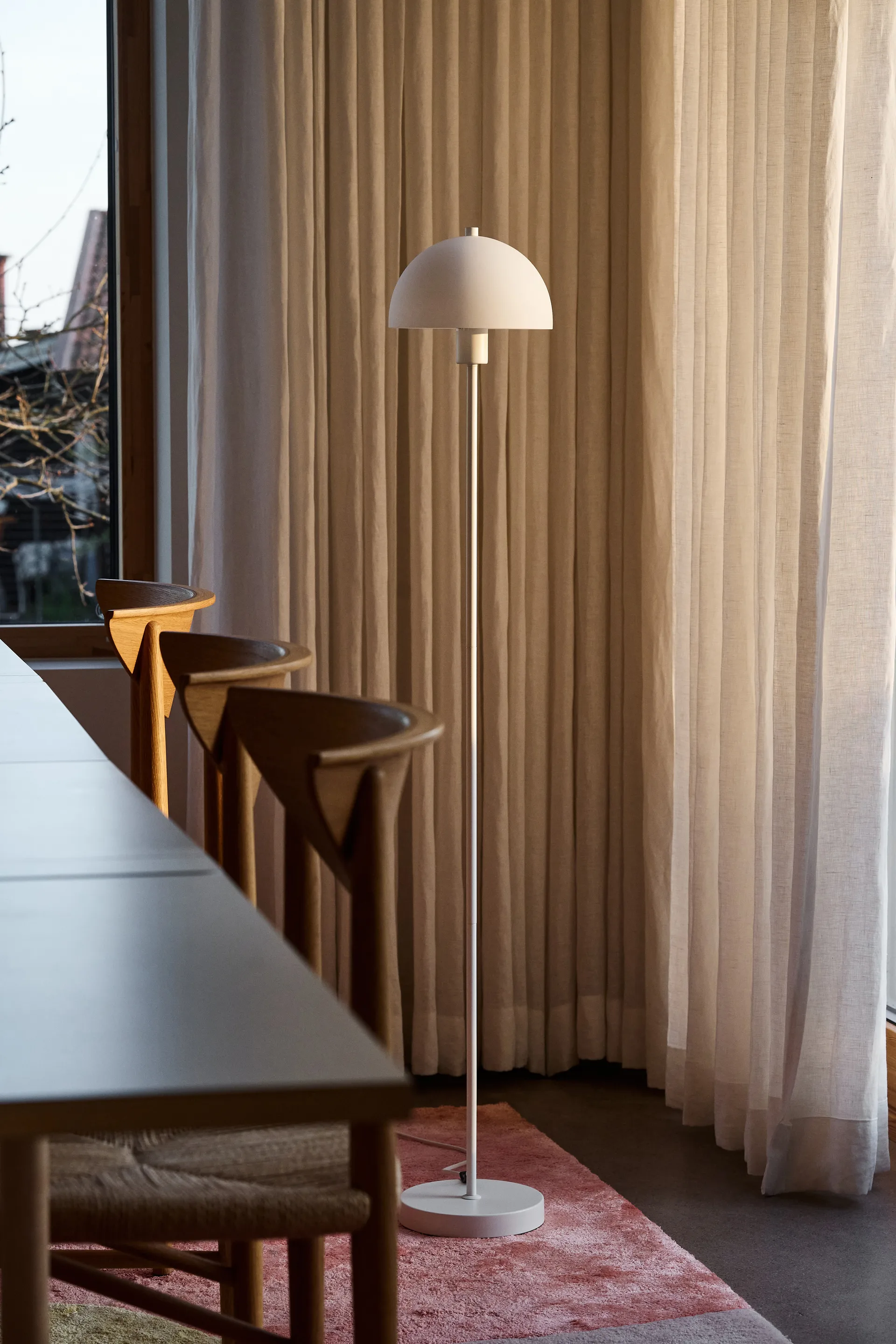 Vienda gulvlampe, Hvid/Opalglas Herstal