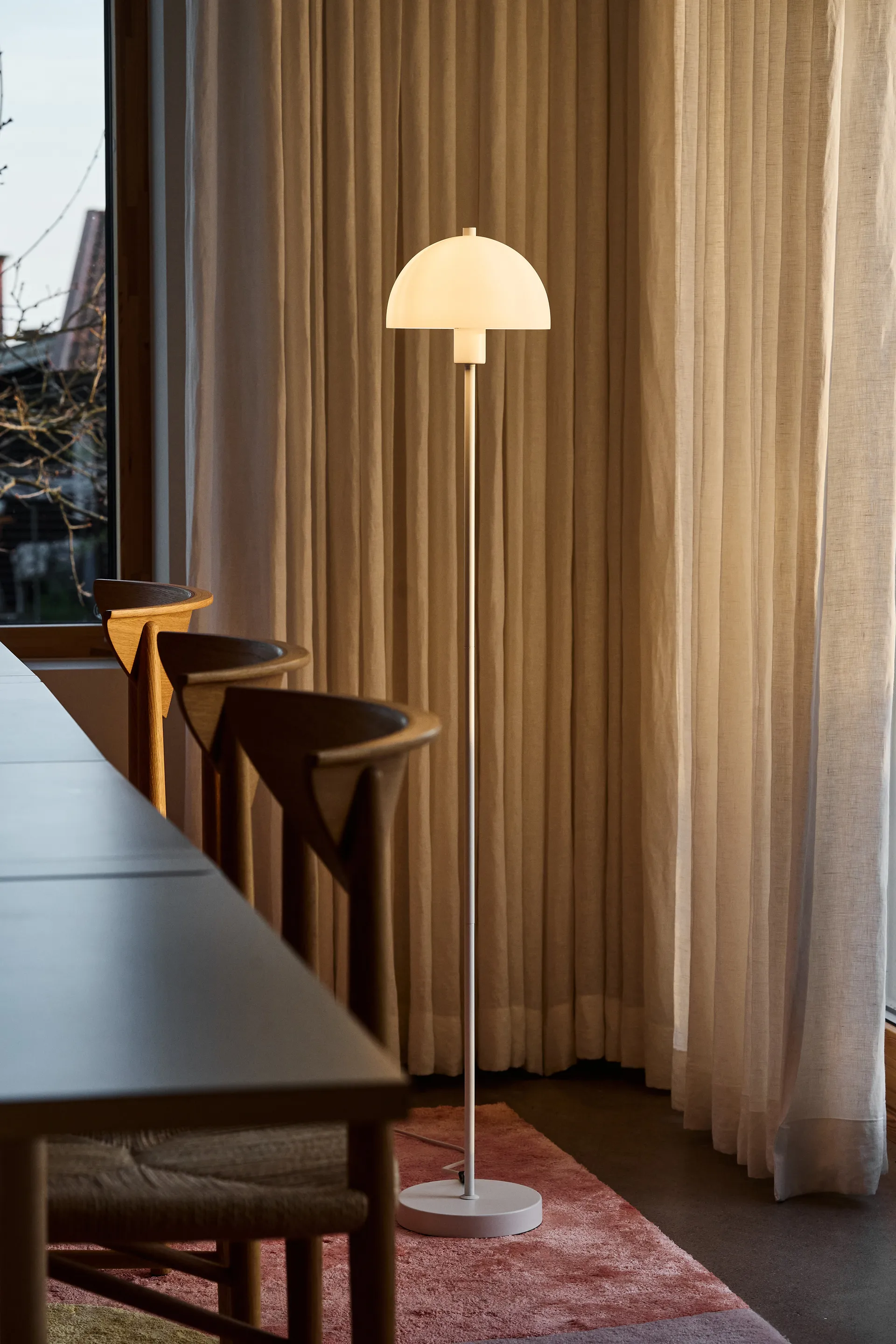 Vienda gulvlampe, Hvid/Opalglas Herstal