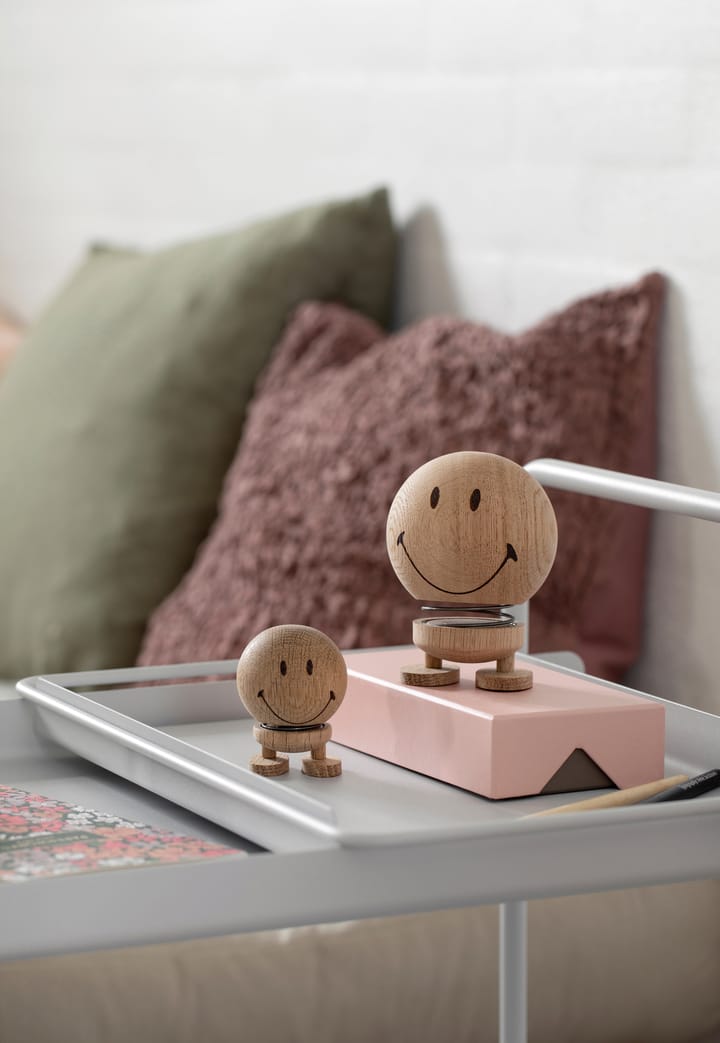 Hoptimist Smiley M figur, Raw oak Hoptimist