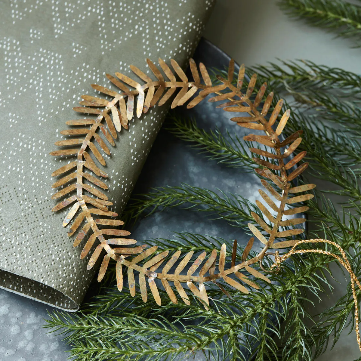 Lamet juleophæng krans, Messing House Doctor