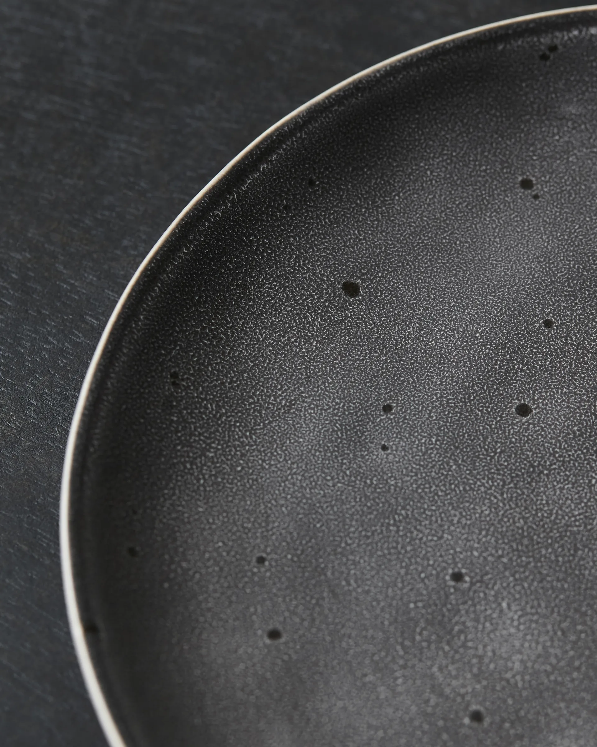 Rustic asiet Ø20 cm, Mørkegrå House Doctor