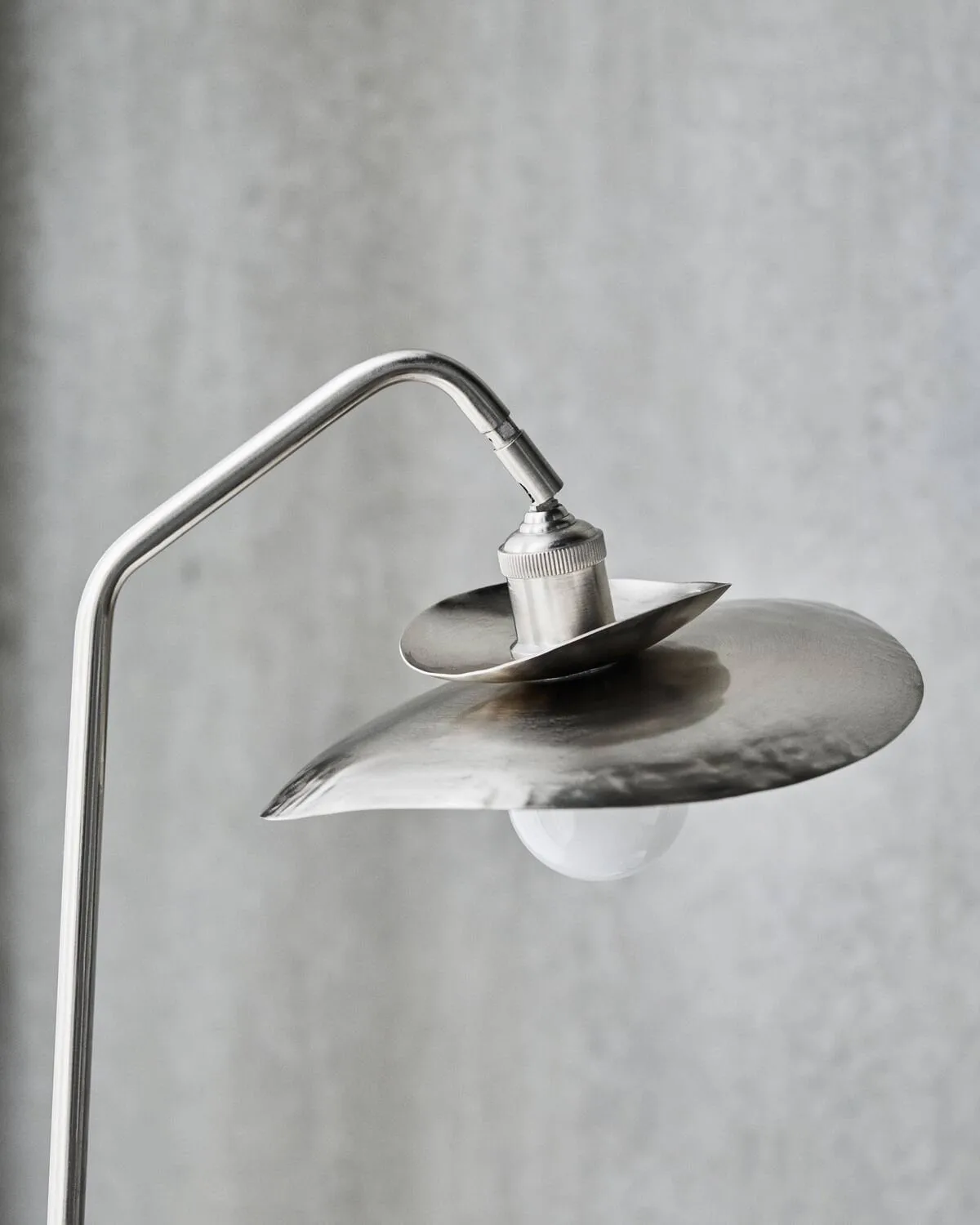 Stand gulvlampe, Børstet sølvfarve, 129,5 cm House Doctor