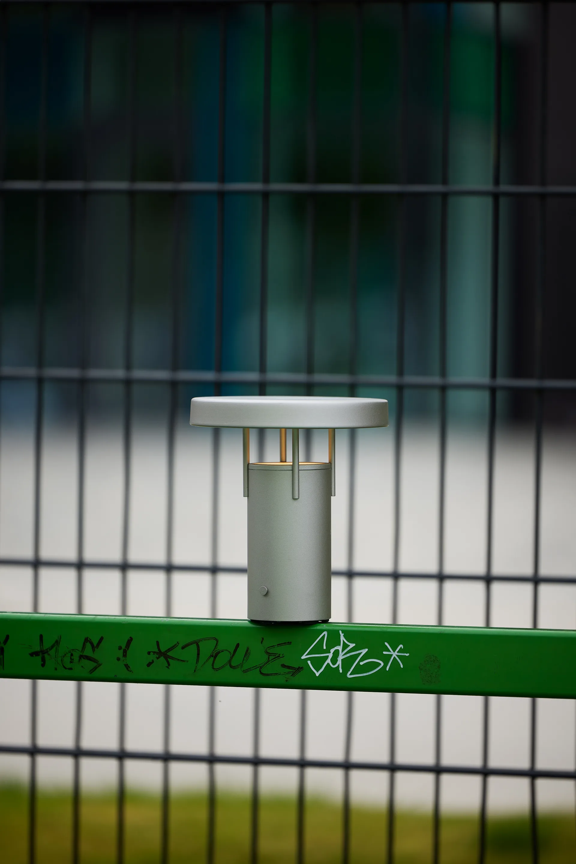 BringMe mini bærbar bordlampe, Metallic sand Hübsch Interior