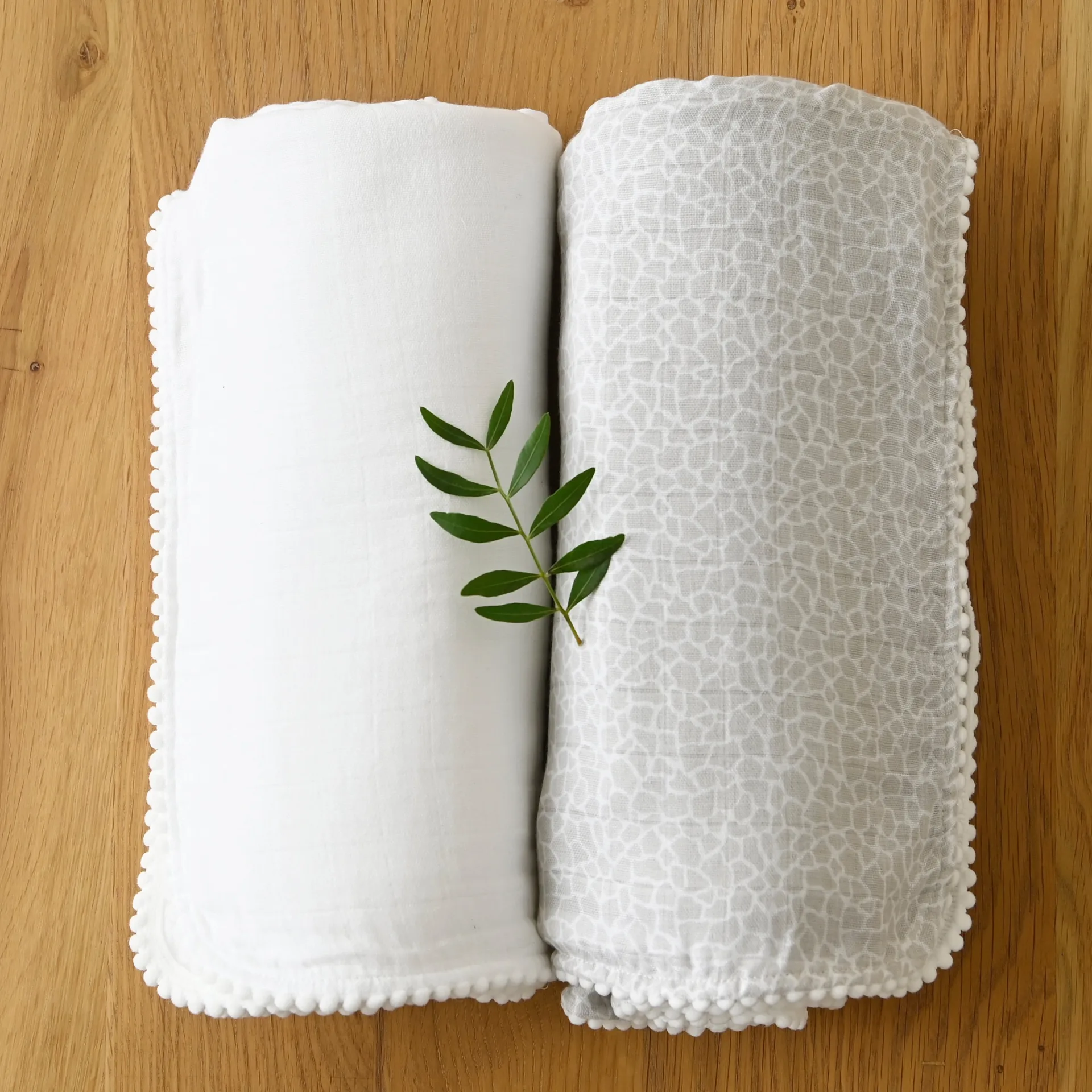 Pom Pom musselintæppe 120x120 cm 2-pak, Pearl & Giraffe gray Jack o Juno