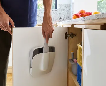 Cleantech vægmonteret kost med skovl - Stone - Joseph Joseph