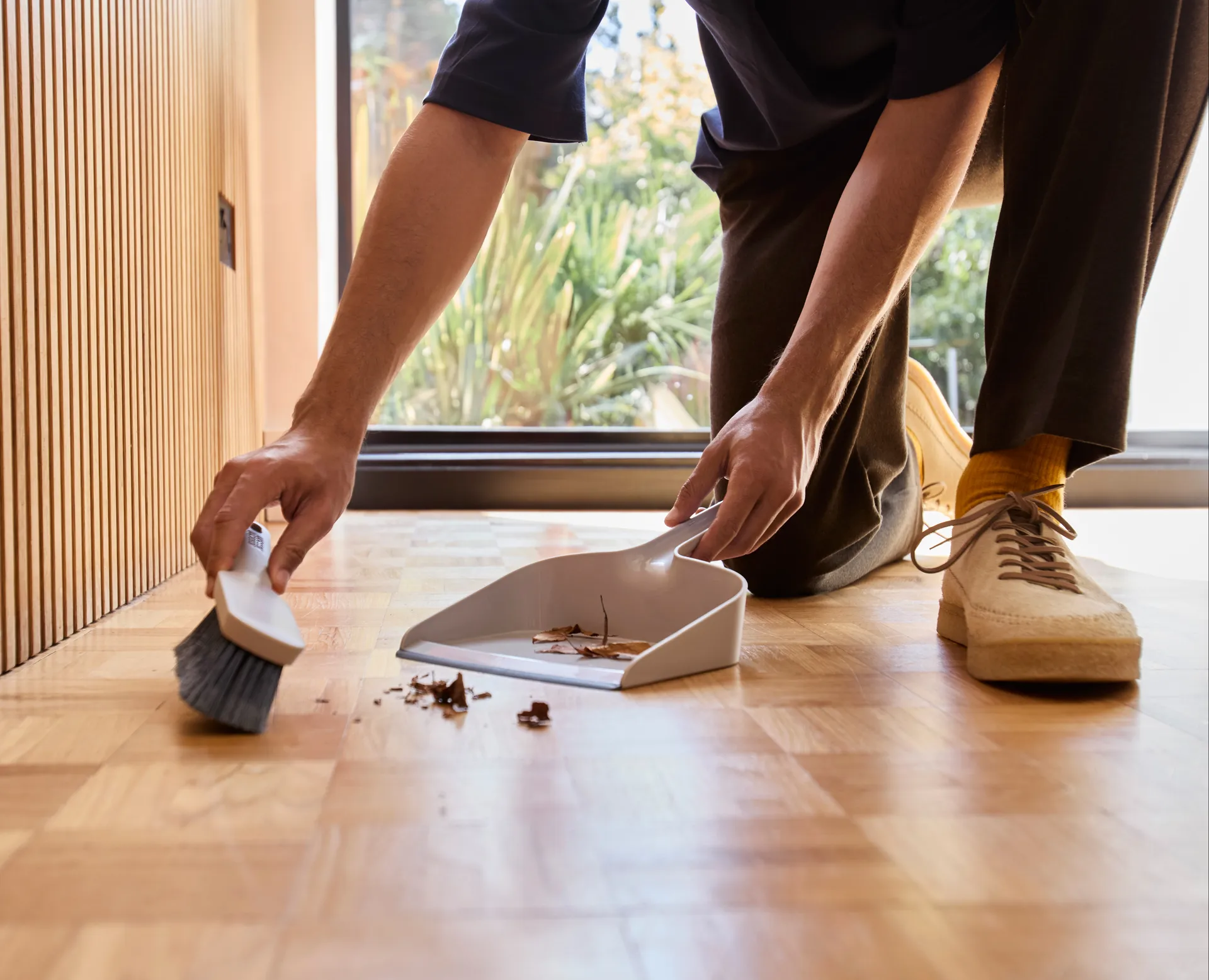 Cleantech vægmonteret kost med skovl, Stone Joseph Joseph