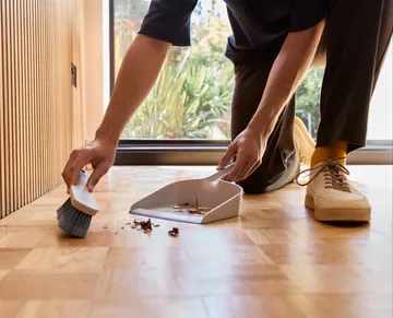 Cleantech vægmonteret kost med skovl - Stone - Joseph Joseph