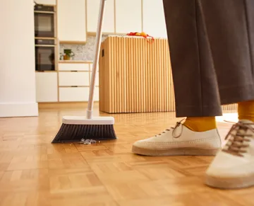 Cleantech vægmonteret kost - Stone - Joseph Joseph