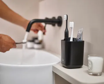 Easystore tandbørsteholder 12,8 cm - Sort - Joseph Joseph