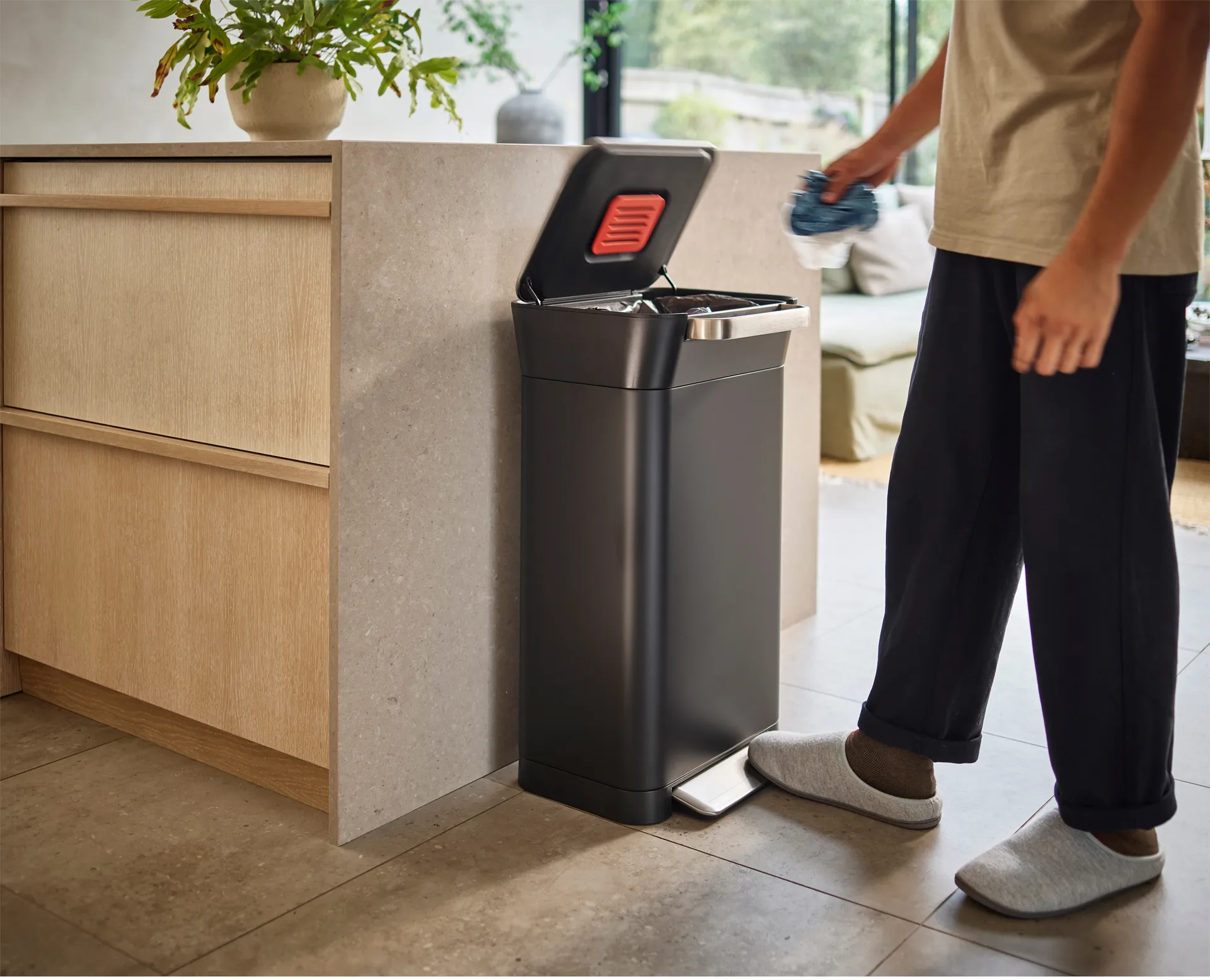 Joseph Joseph Titan trash compactor pedalspand 30 L, Carbon black Joseph Joseph