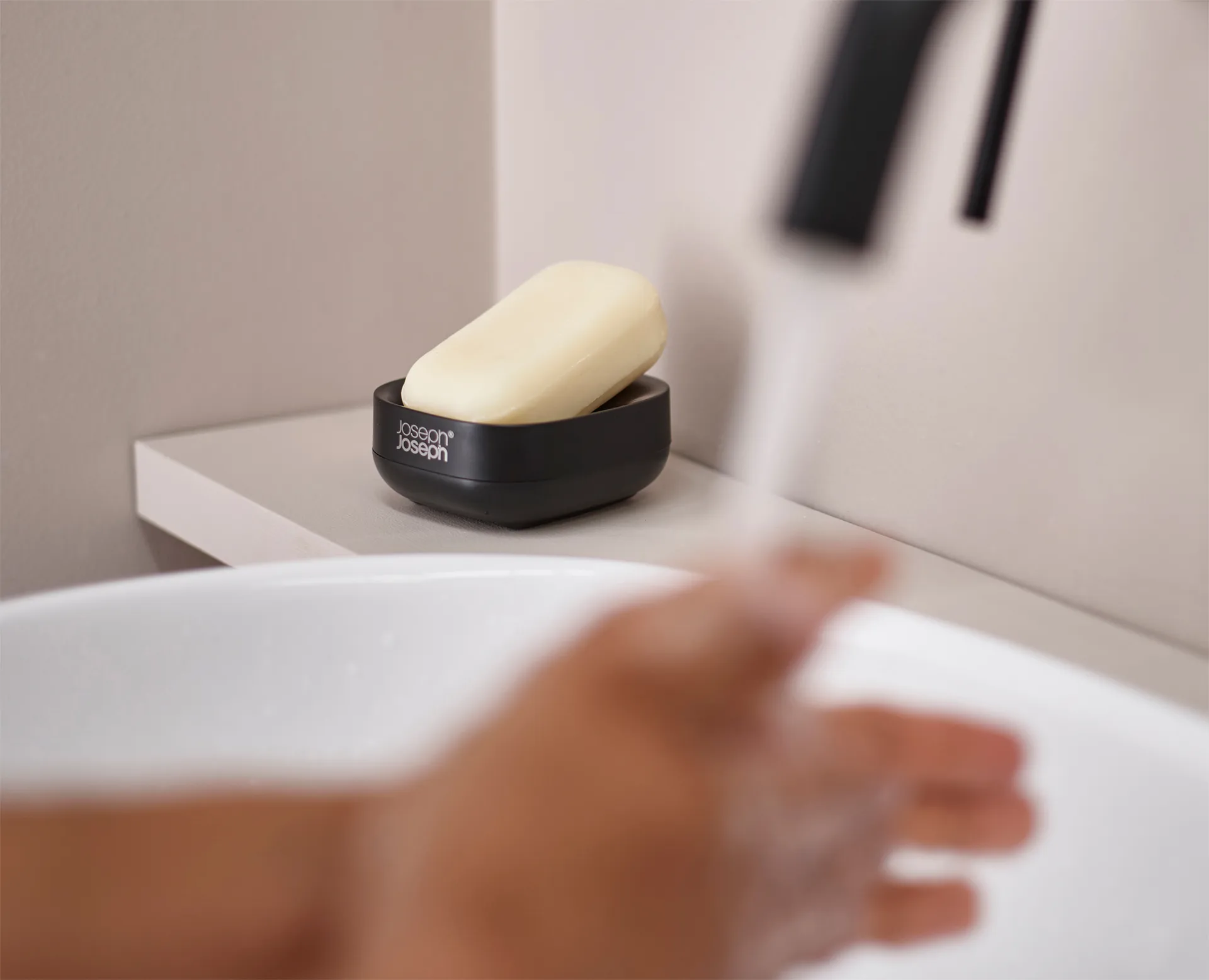 Slank kompakt sæbeskål 8,4 cm, Sort Joseph Joseph