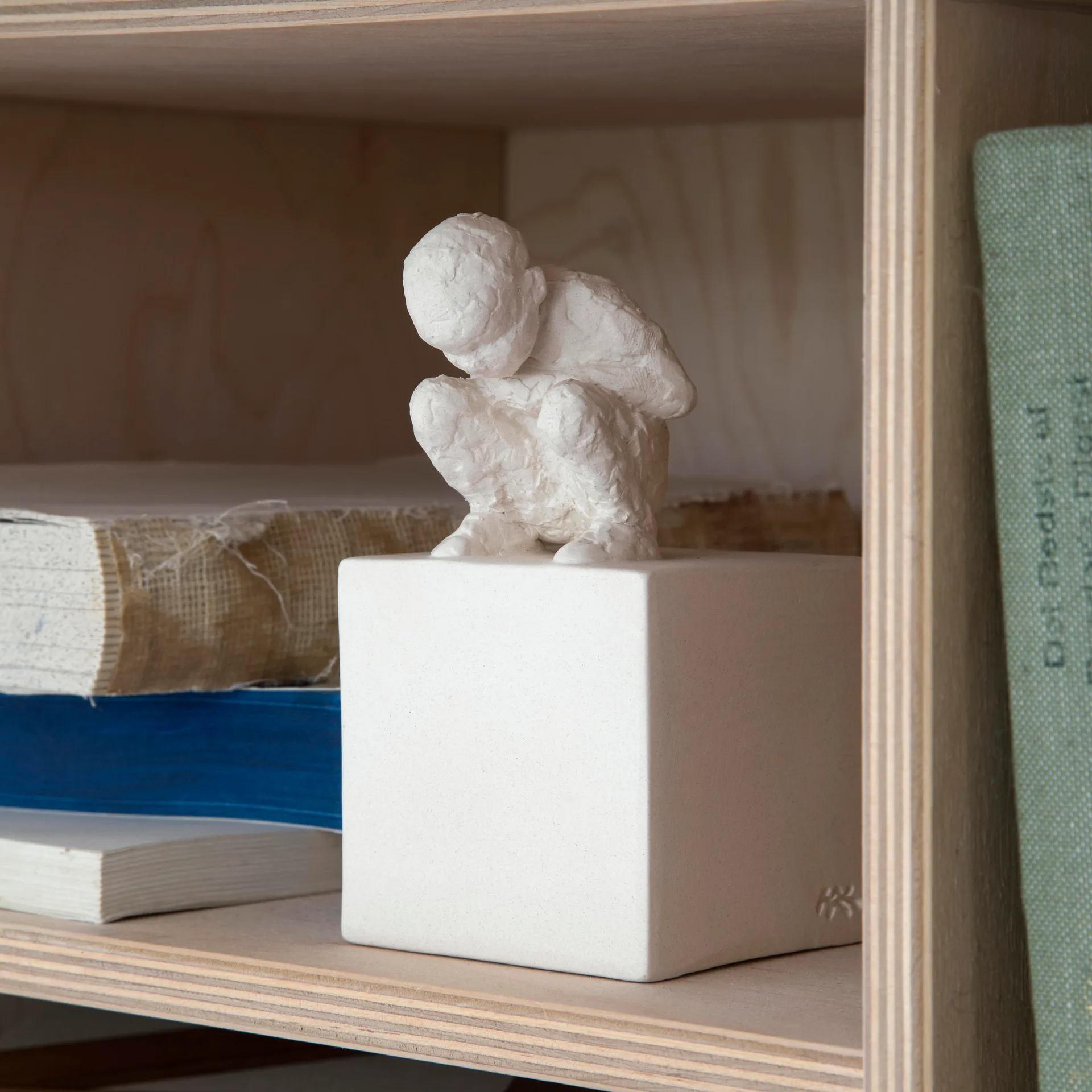 Character skulptur med budskab, The curious one Kähler