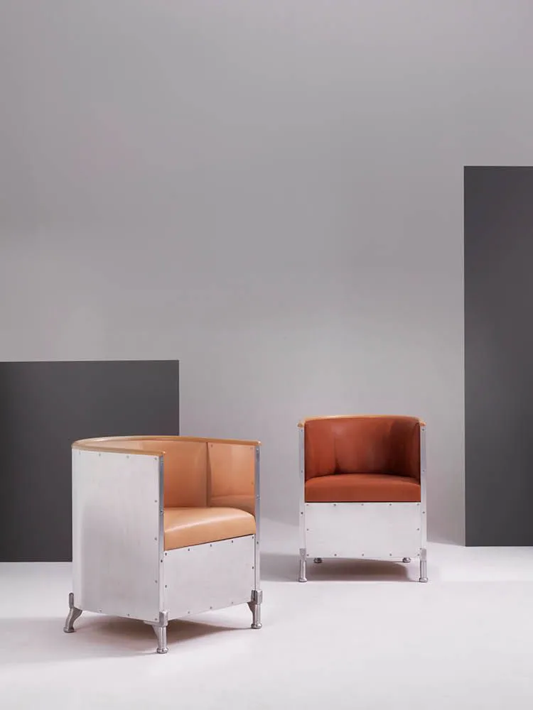 Aluminium lænestol mattbørstet, Læder Tärnsjö sort-valnød Källemo